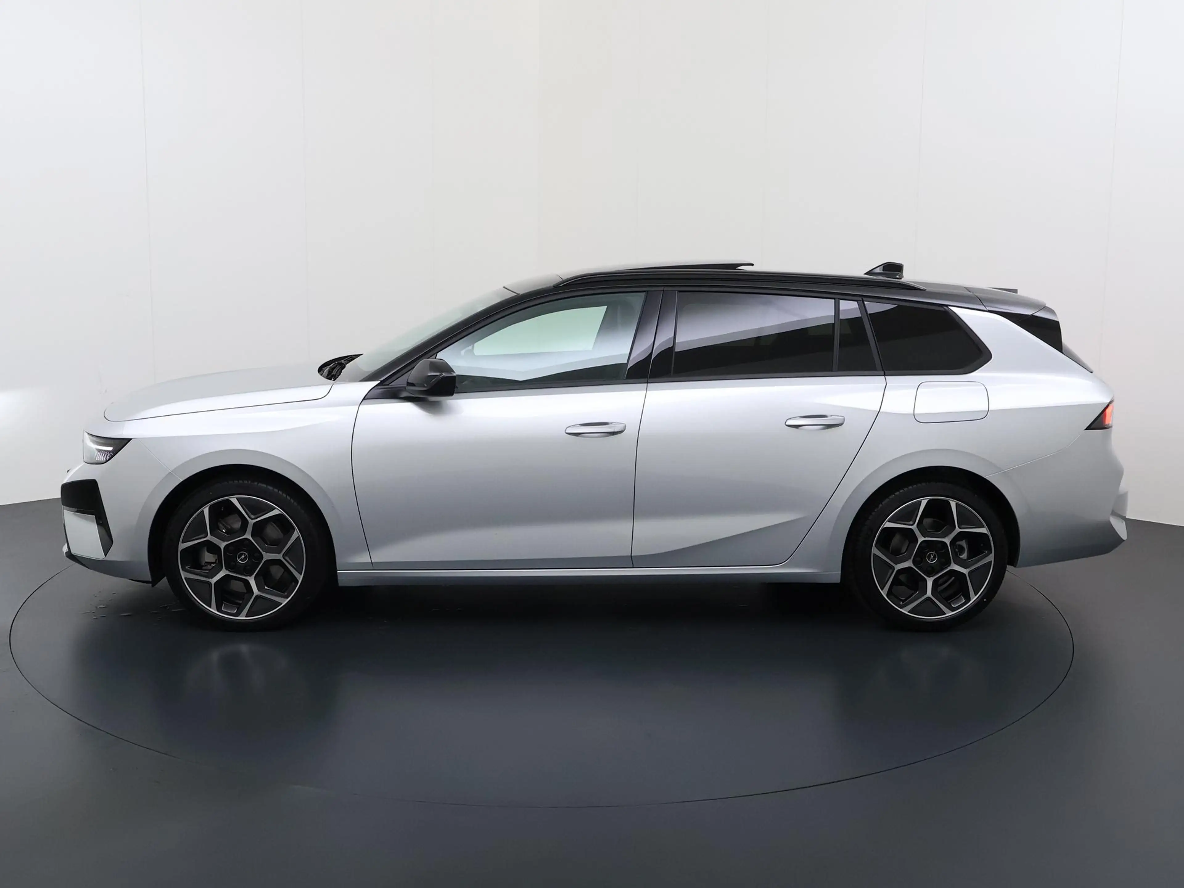 Opel Astra Sports Tourer 1.6 Turbo Plug In Hybrid Ultimate | — photo 3