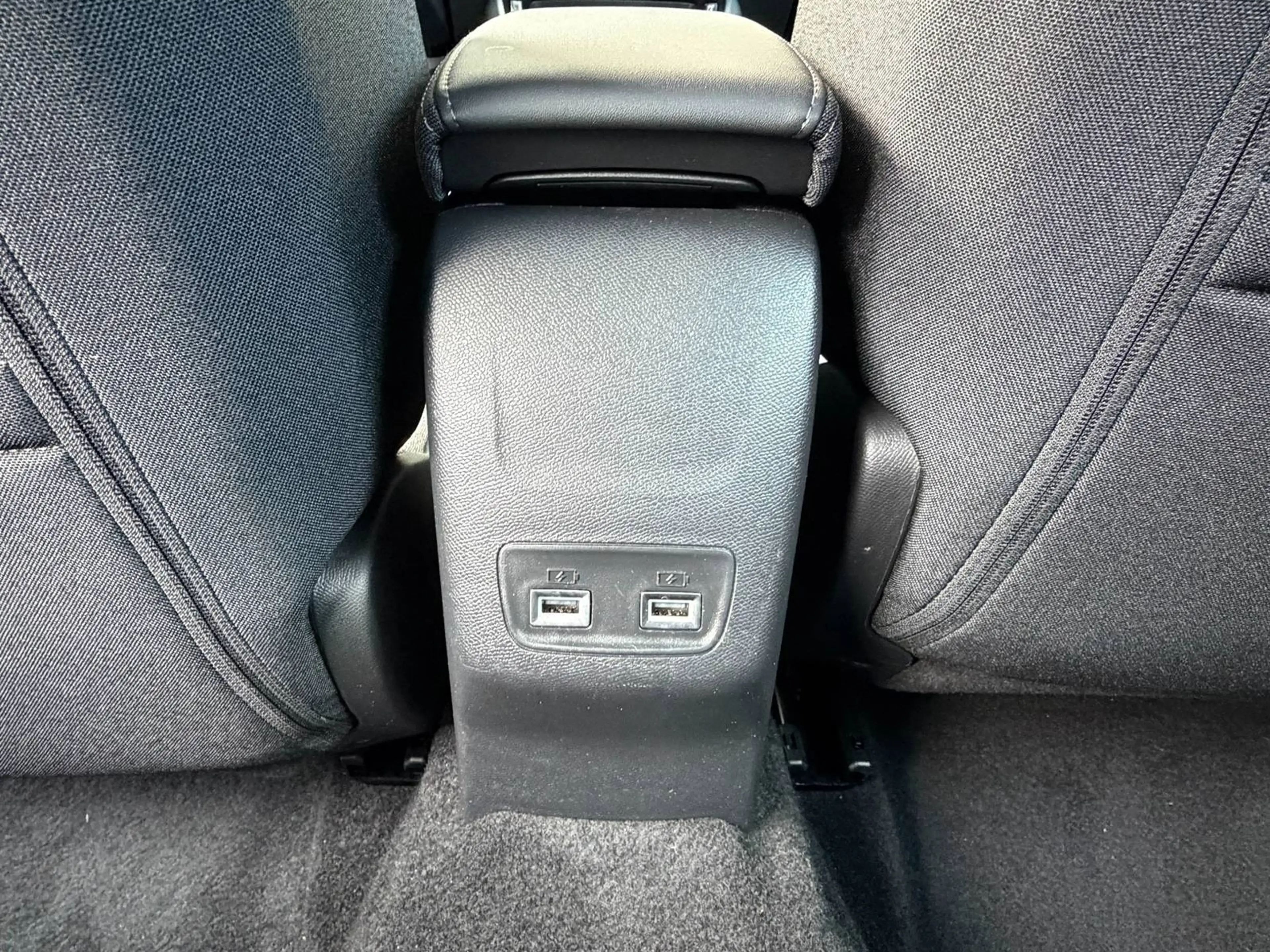 Peugeot e-2008 Active Pack 136,PDC,LED,11 kW OBC — photo 12