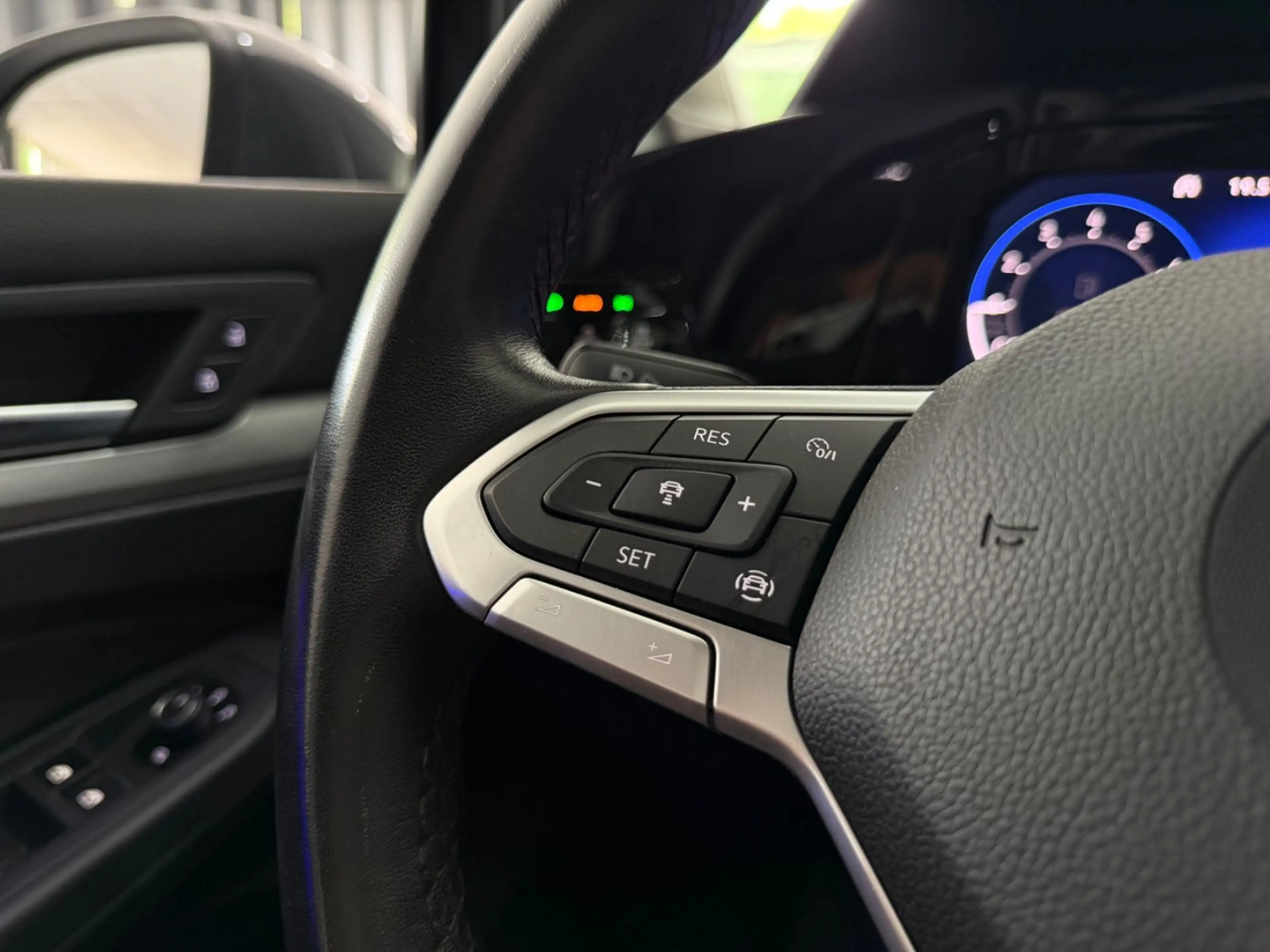 Volkswagen Golf VIII Variant Life eTSI*AUTOMATIK*AHK*LED* — photo 10