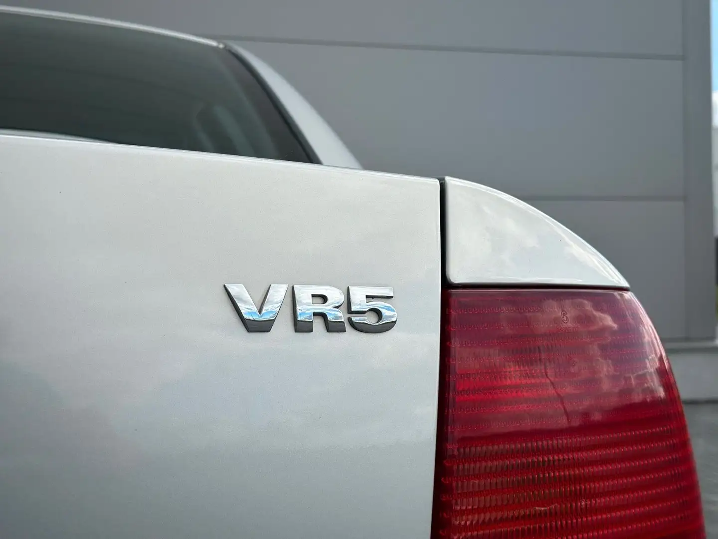 Volkswagen Passat 2.3 VR5 tiptronic Comfortline Stříbrná - 1