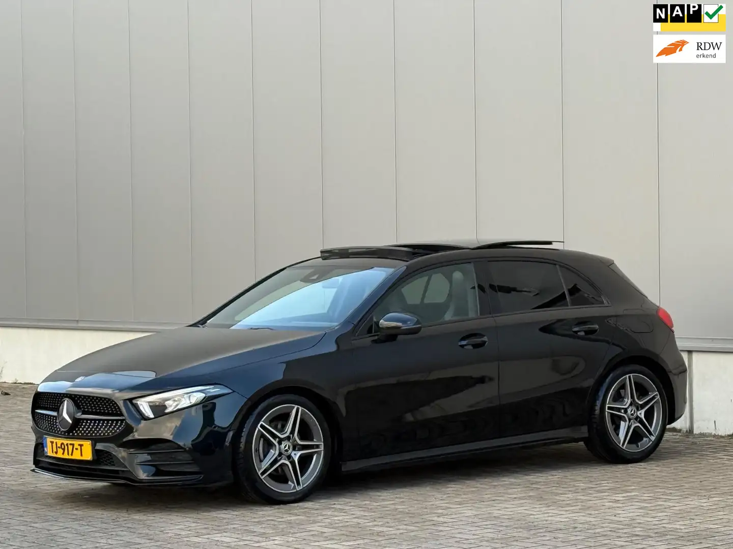 Mercedes-Benz A 200 AMG PANO NAP NIGHT PACK Zwart - 1