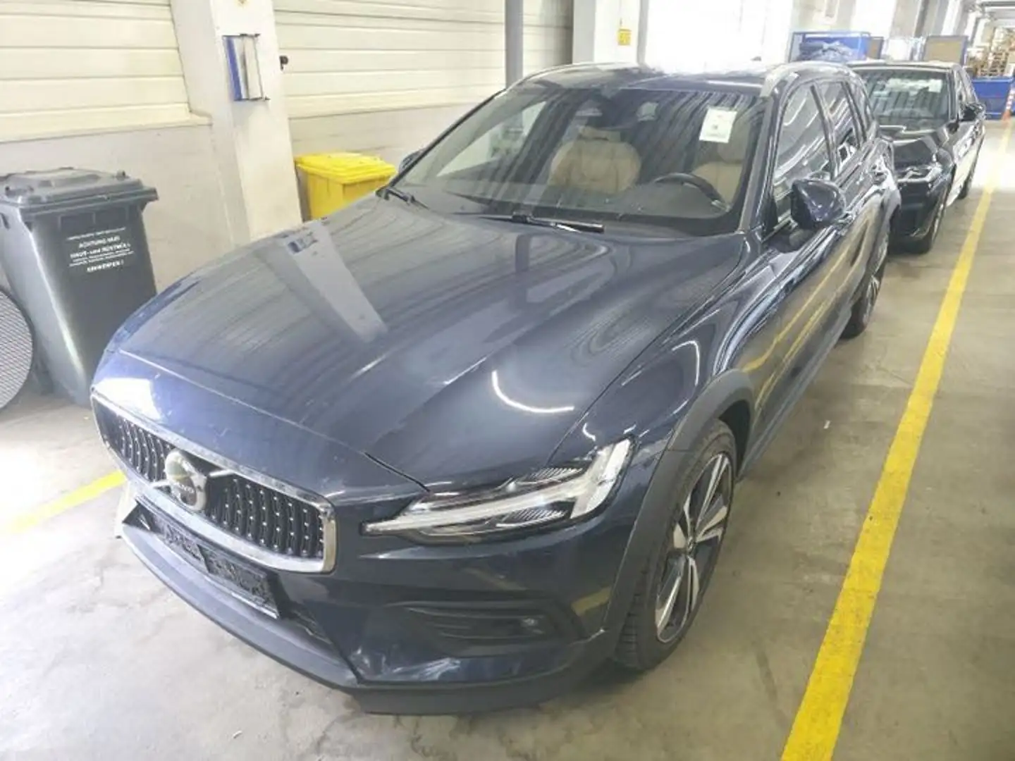 Volvo V60 Cross Country Plus B4 AWD Geartronic Schwarz - 1