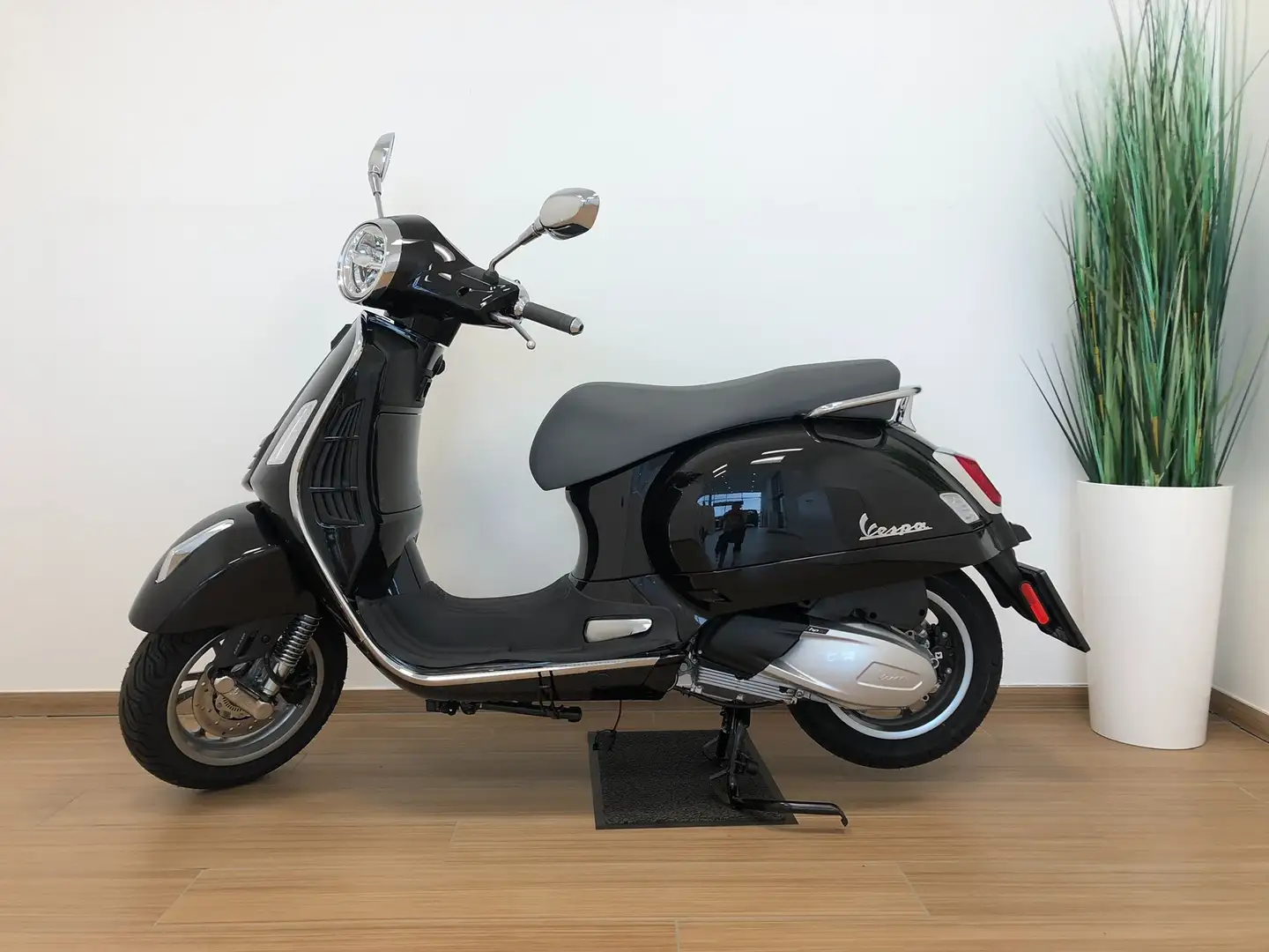 Vespa GTS 300 Zwart - 2