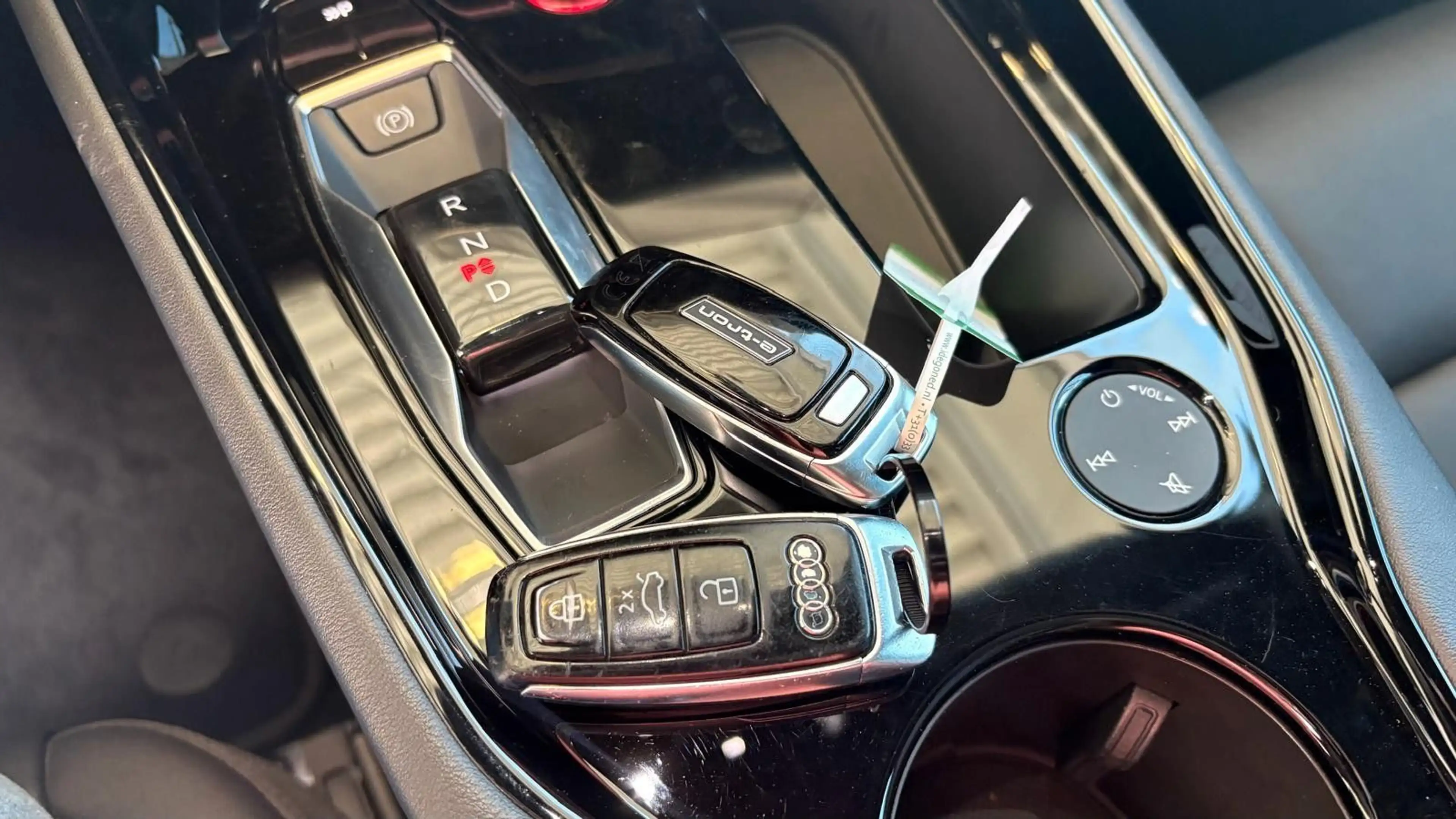 Audi e-tron GT quattro — photo 12