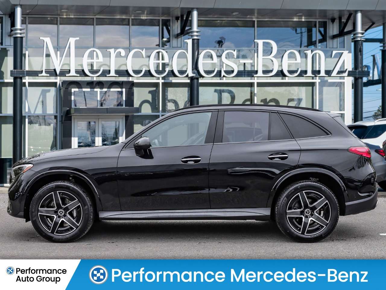 2025 Mercedes-Benz GLC 1-Owner|CPO|AccidentFree|AMGInt/ExtPk|TrailerHitch — снимка 1