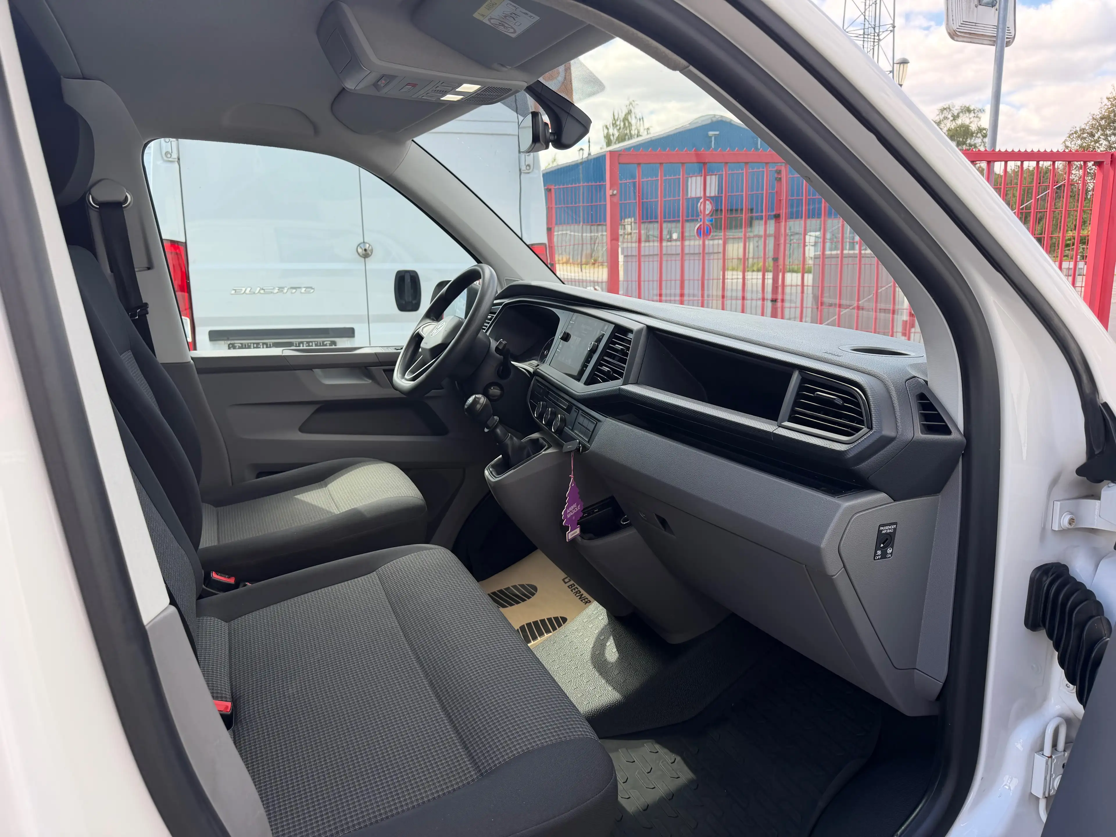 Volkswagen Transporter L2H1 — photo 8