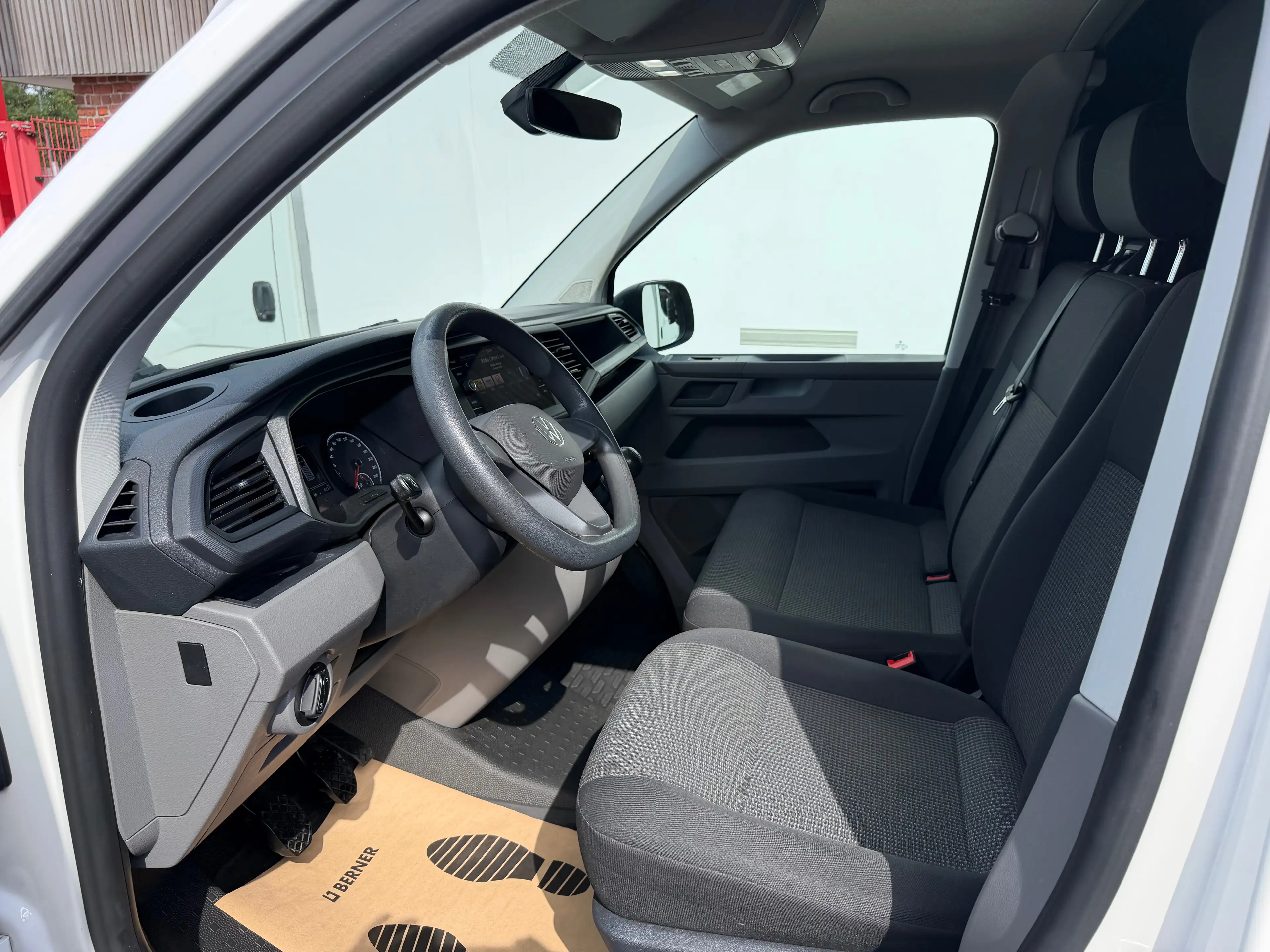 Volkswagen Transporter L2H1 — photo 9