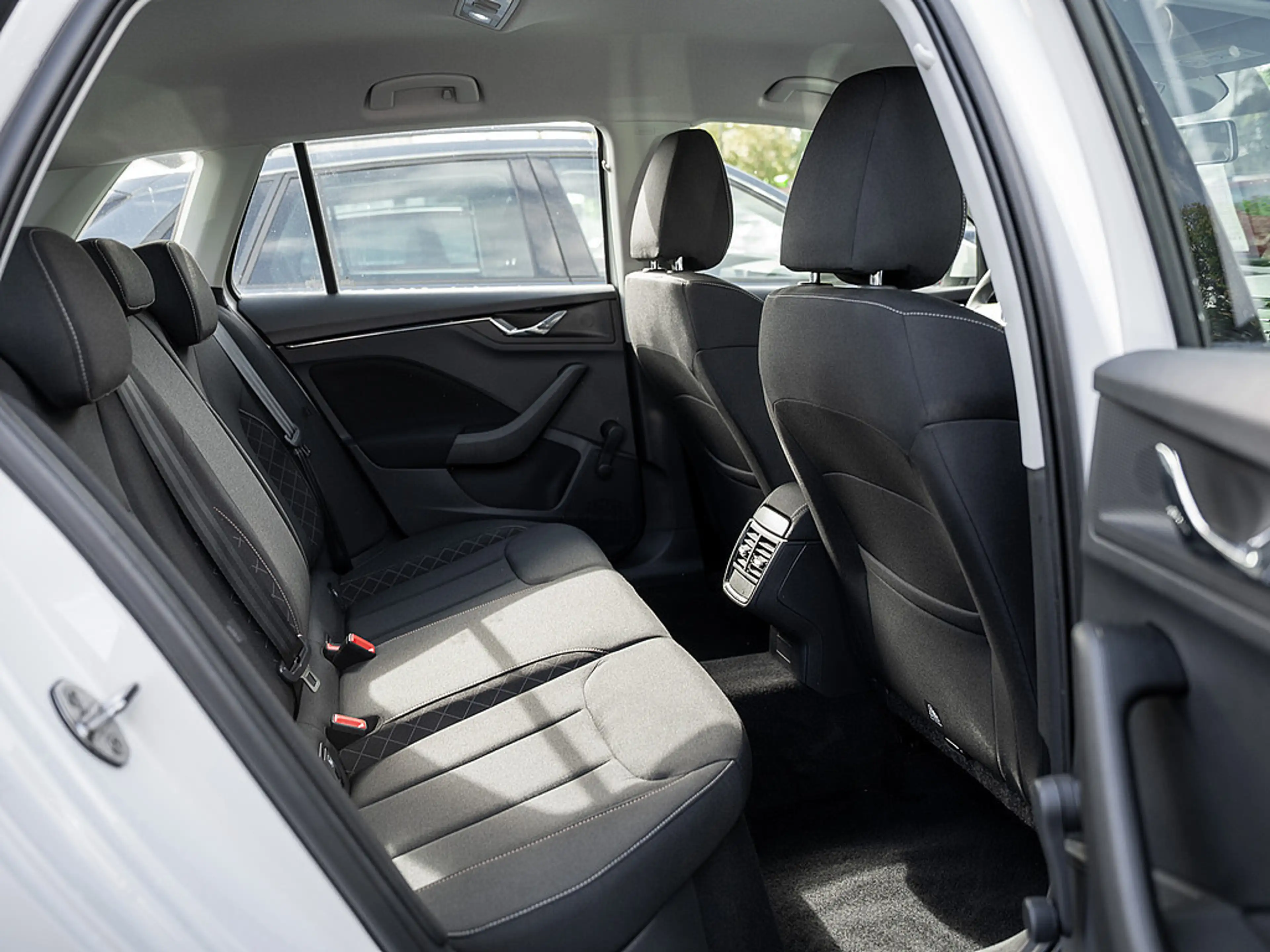 Skoda Kamiq 1.0 TSI Ambition TEMP KAM LED KLIMA PDC — photo 4