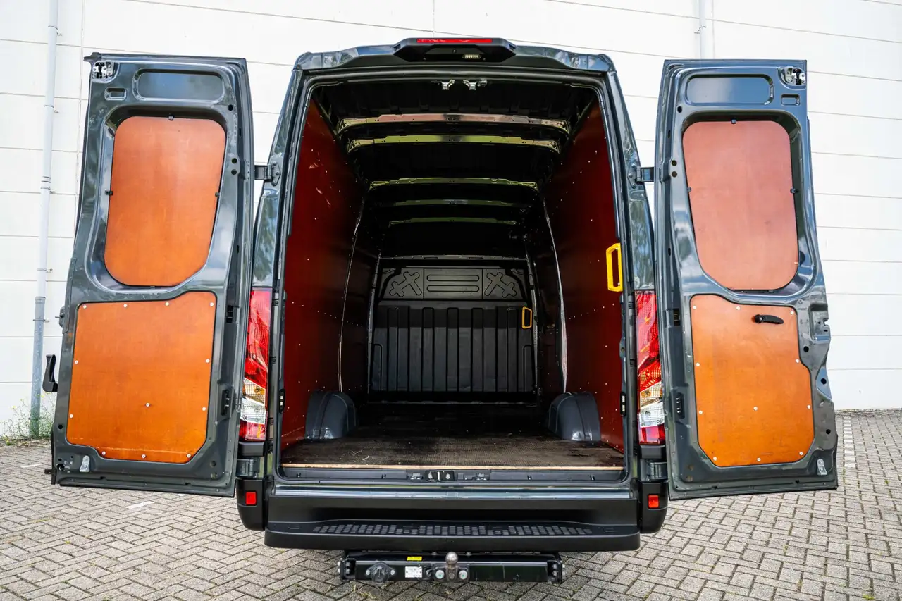 Iveco Daily 2023 — фото 9