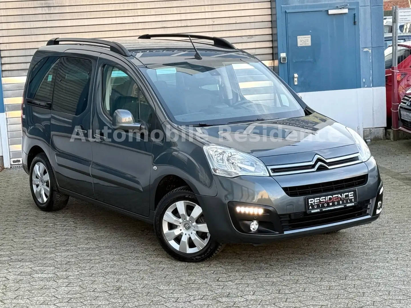 Citroen Berlingo Shine 1.2*NAVI*SHZ*CAM*LED*E-PAKET*TEMP Grau - 1