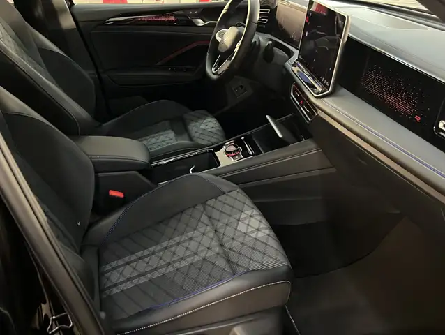 Volkswagen Tiguan view 3