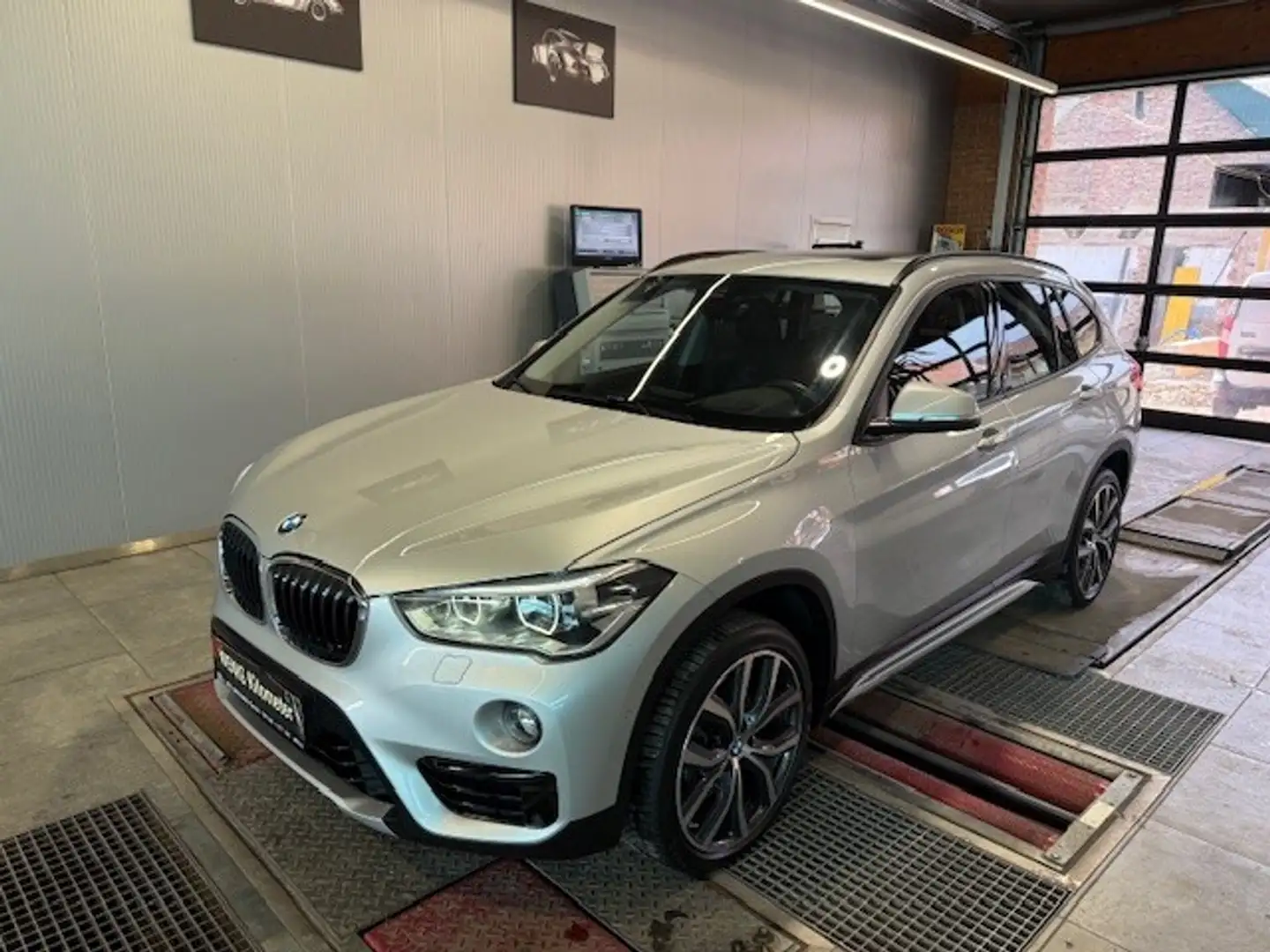 BMW X1 xDrive18d Sport Line Aut. Silber - 1