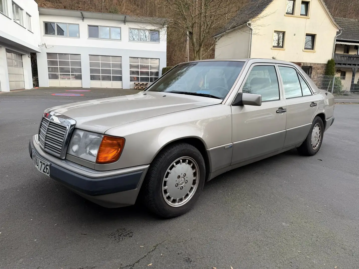 Mercedes-Benz E 260 - 1