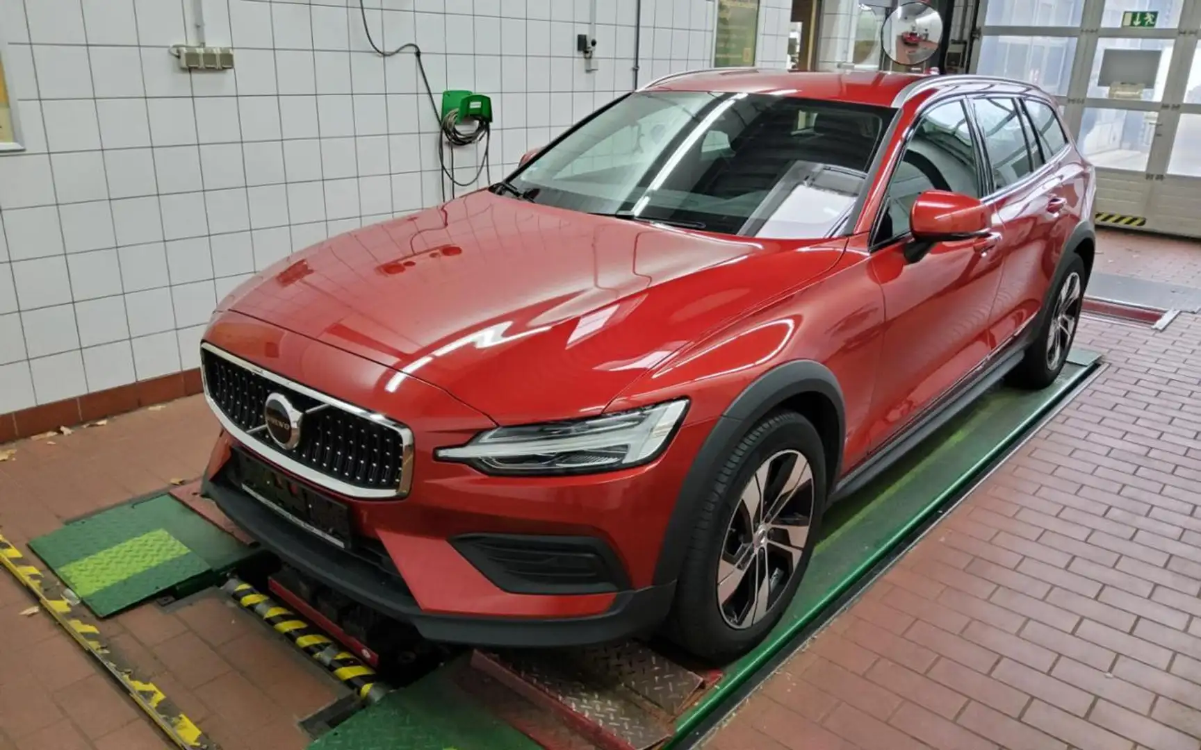 Volvo V60 Cross Country B4 (D) AWD PLUS AHK+WINTERPAK Rot - 2