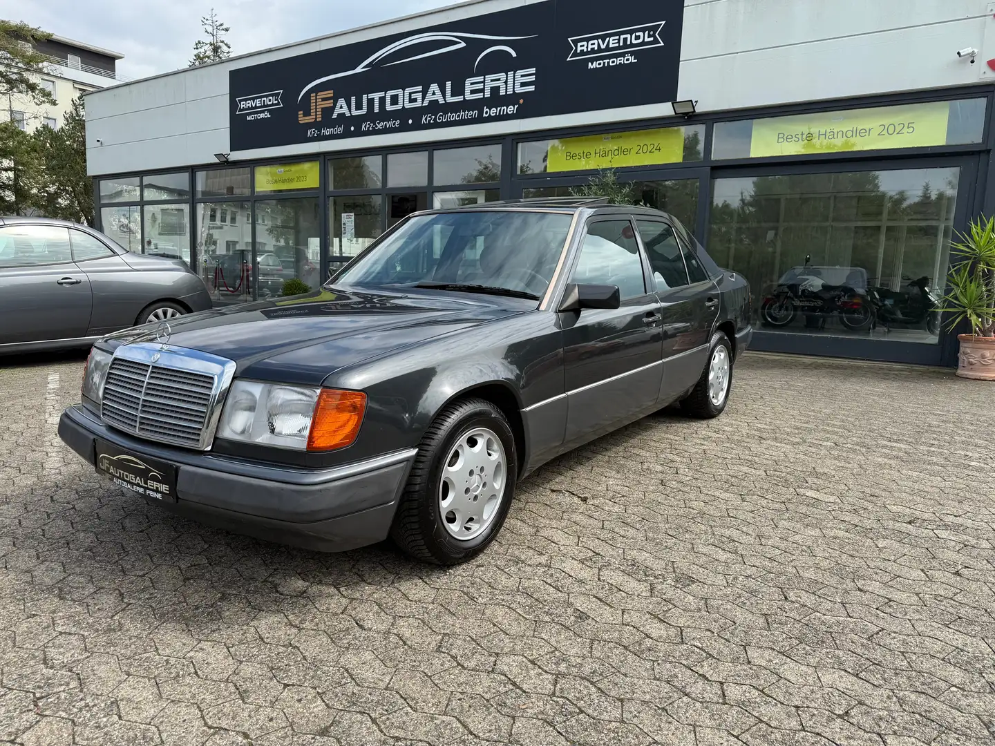 Mercedes-Benz E 230 Automatik"Schiebedach"AHK"Oldtimer"-H Zwart - 1