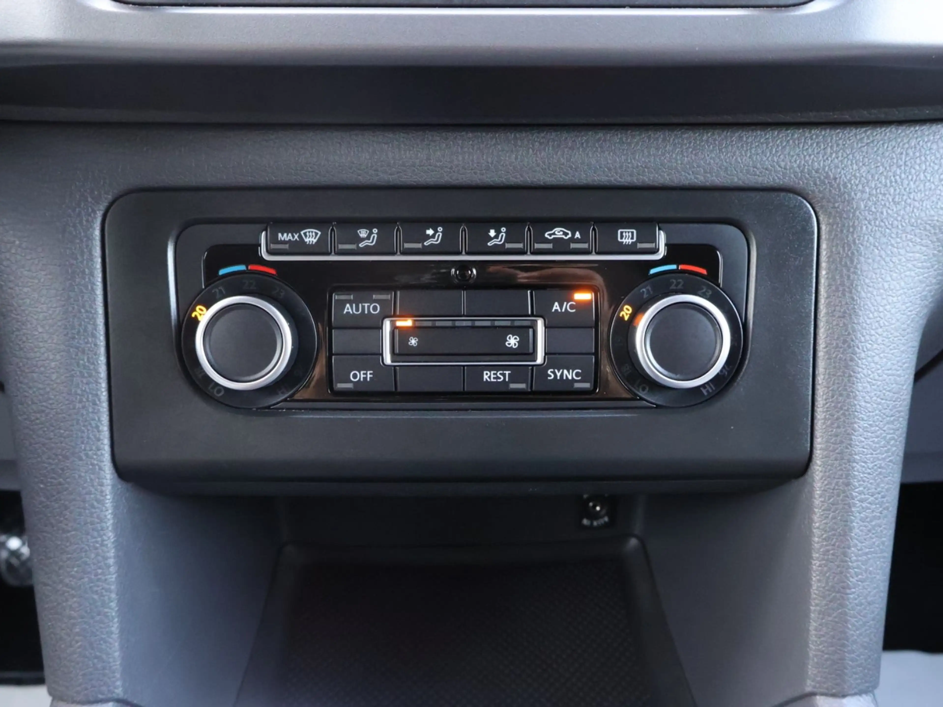 Volkswagen Amarok Canyon DoubleCab 4Motion LEDER-NAVI-AHK — photo 12