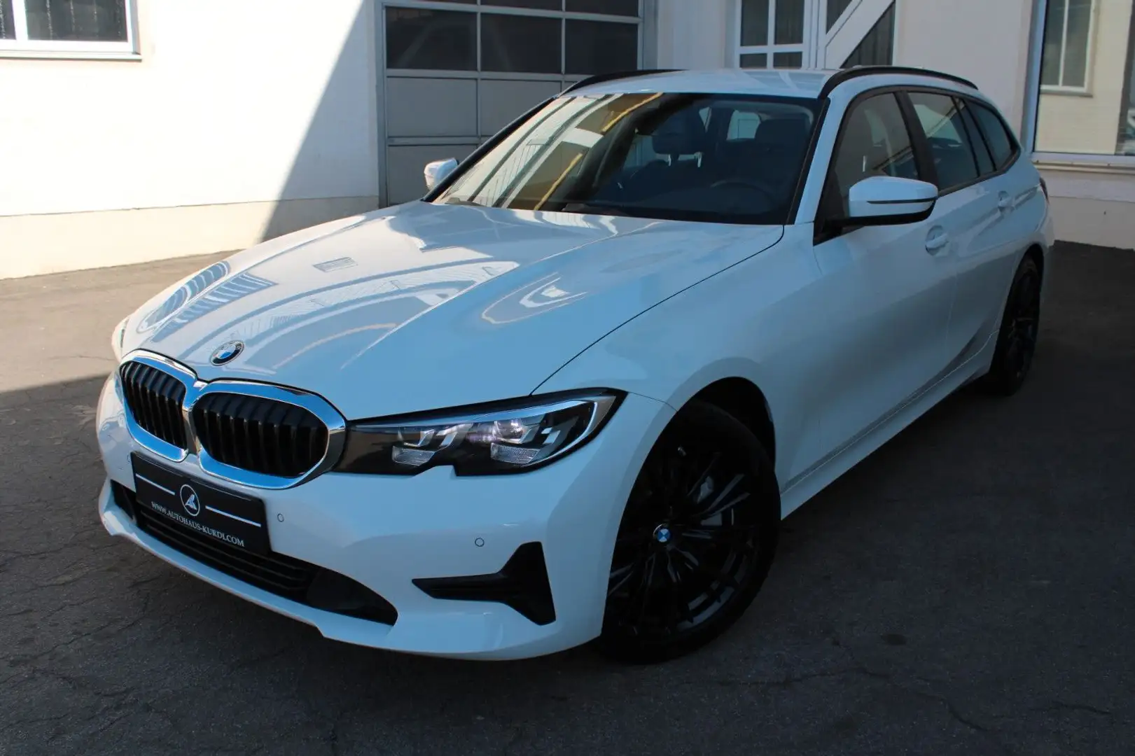 BMW 330 d Tou. M-Sport Interior LED LEDER AHK COCKPIT Weiß - 1