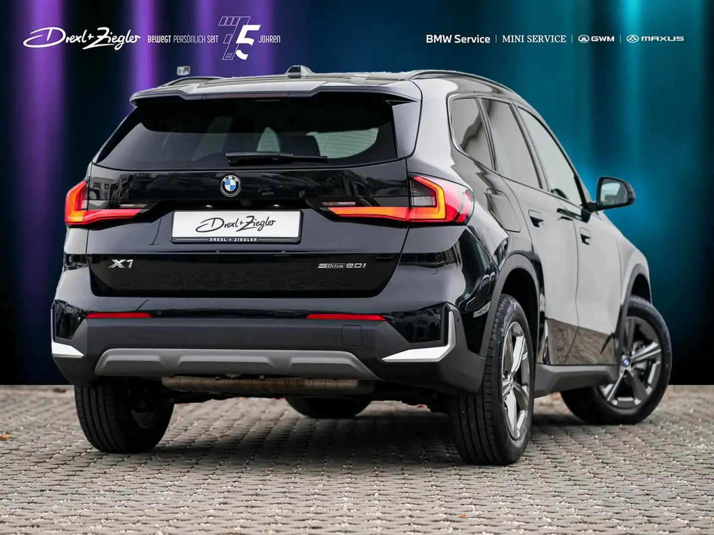 BMW X1 sDrive20i AHK PANO AdLED SpSitze KomZg DAB Schwarz - 2
