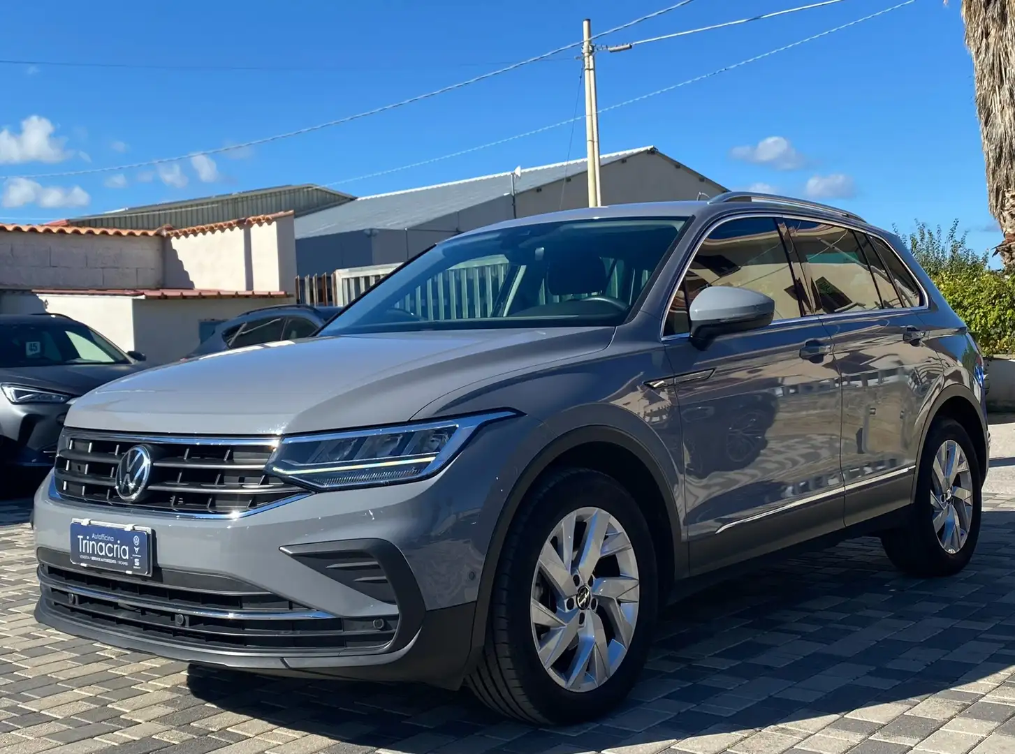 Volkswagen Tiguan Life 2.0 TDI 150CV DSG Grigio - 1