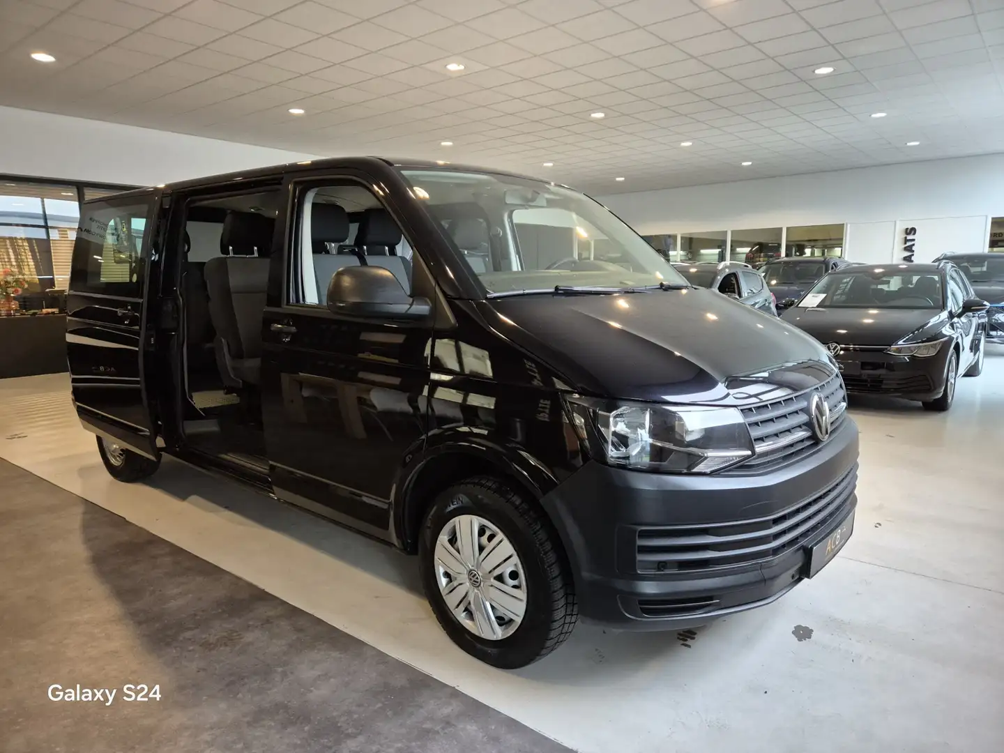 Volkswagen T6 Transporter Multivan, 9 Persoons 2.0 TDI L2H1 Comfortline DSG Zwart - 2