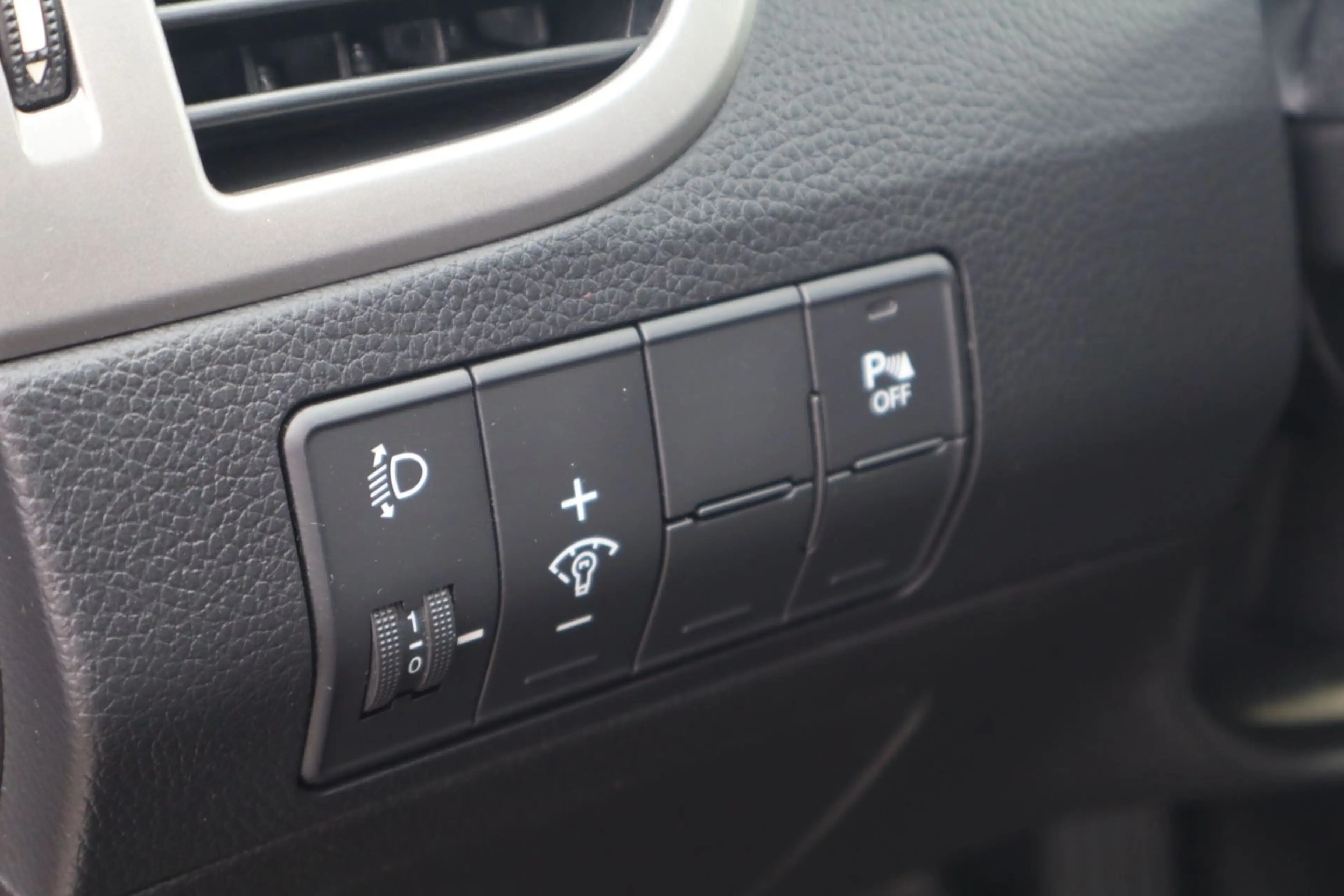 Hyundai i30 FIFA World Cup Edition/GARANTIE/TÜV-03/28/1-HAND — photo 9
