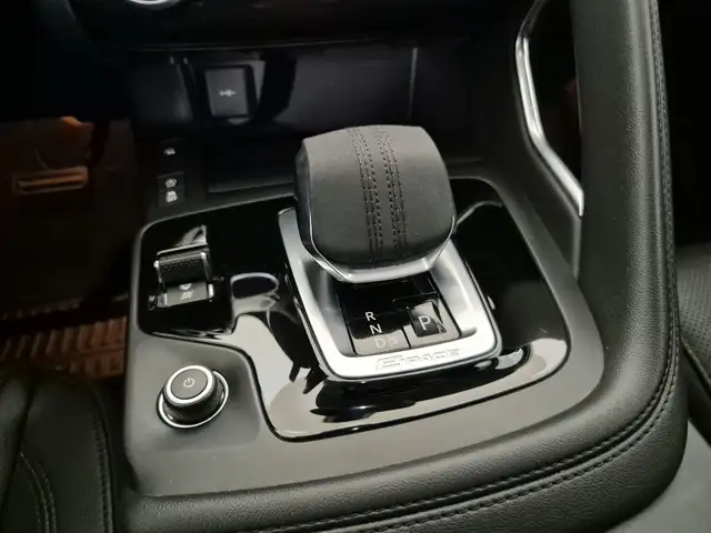 Jaguar E-Pace view 11