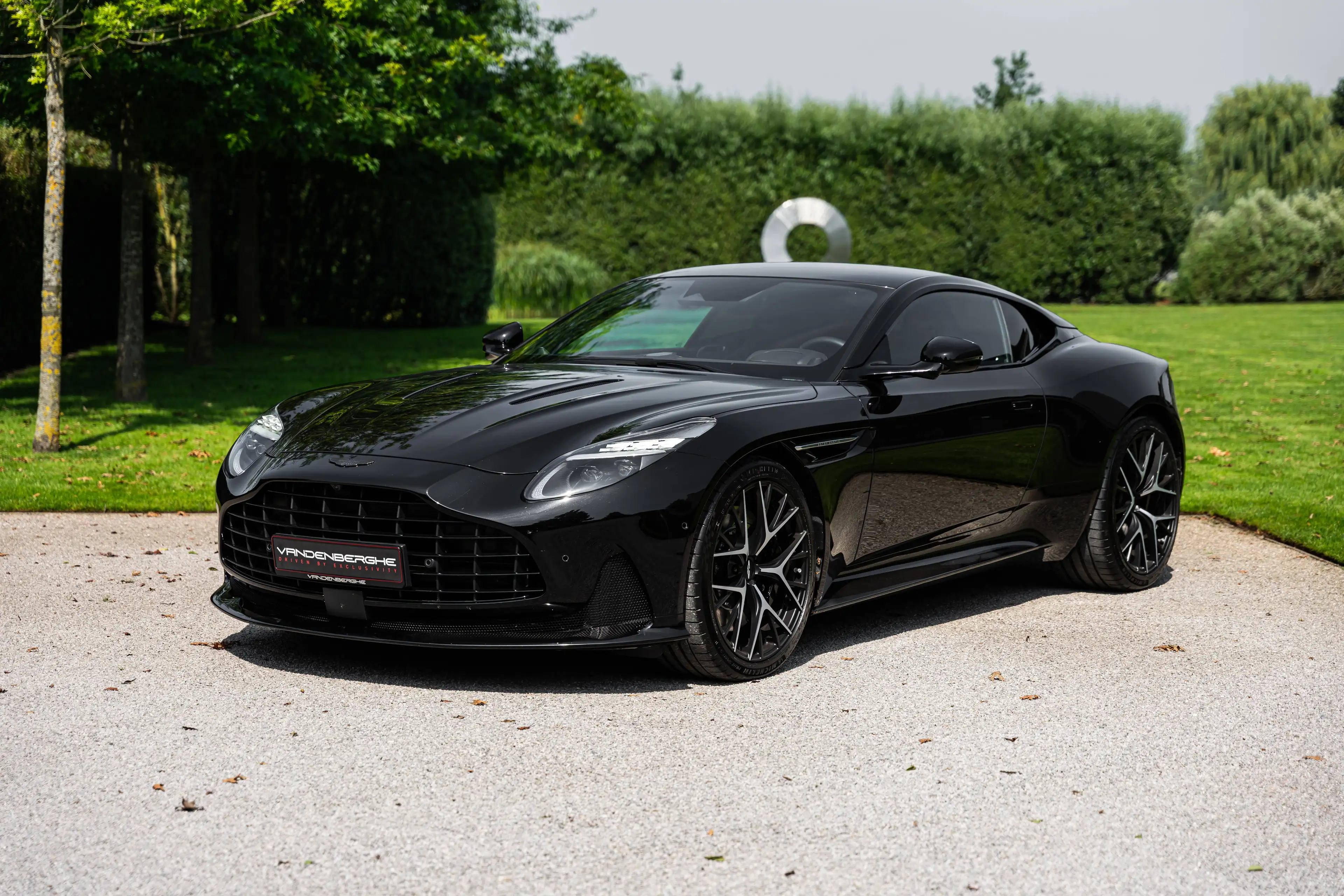 Aston Martin DB12 4.0 V8 COUPE / BOWERS & WILKINS / SEAT VENT / BLACK PACK/ VAT — photo 14