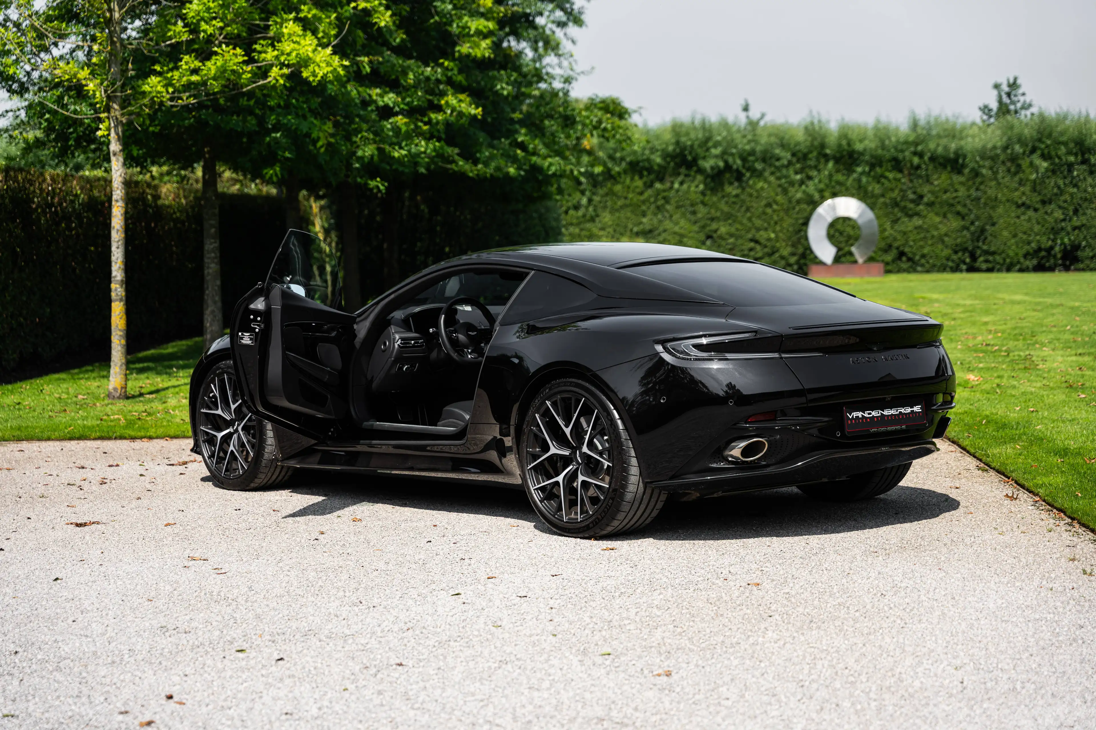 Aston Martin DB12 4.0 V8 COUPE / BOWERS & WILKINS / SEAT VENT / BLACK PACK/ VAT — photo 11