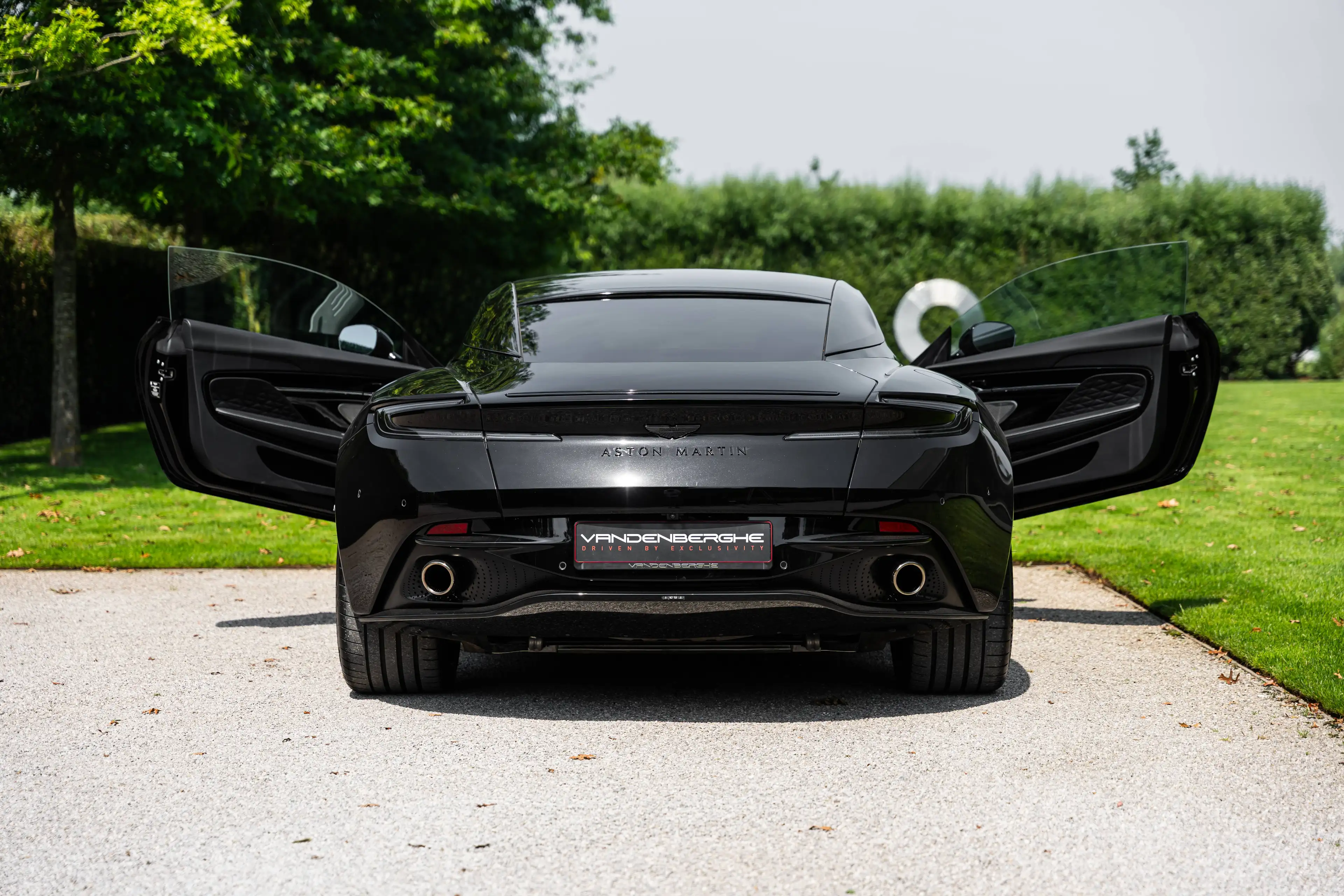 Aston Martin DB12 4.0 V8 COUPE / BOWERS & WILKINS / SEAT VENT / BLACK PACK/ VAT — photo 10