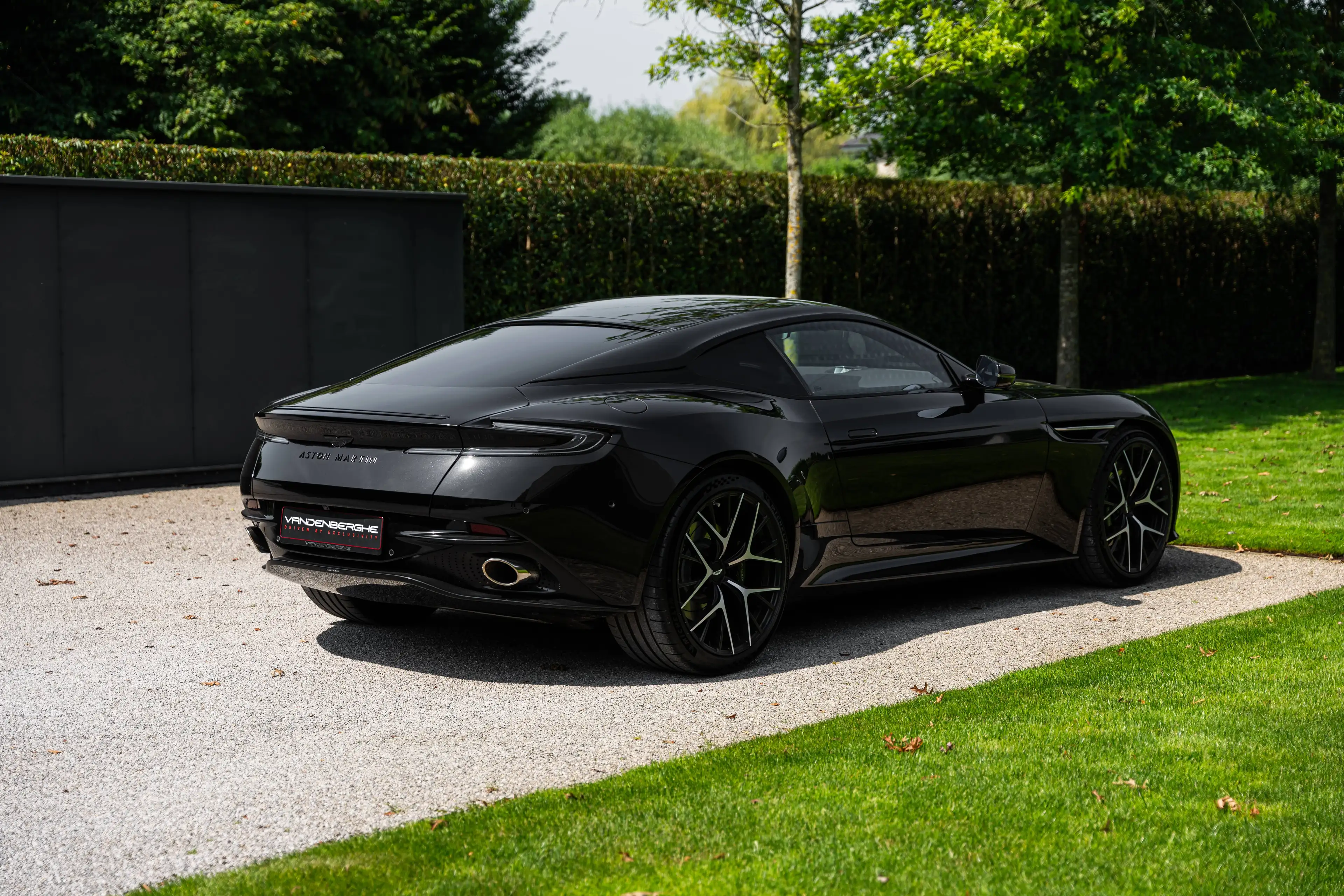 Aston Martin DB12 4.0 V8 COUPE / BOWERS & WILKINS / SEAT VENT / BLACK PACK/ VAT — photo 3