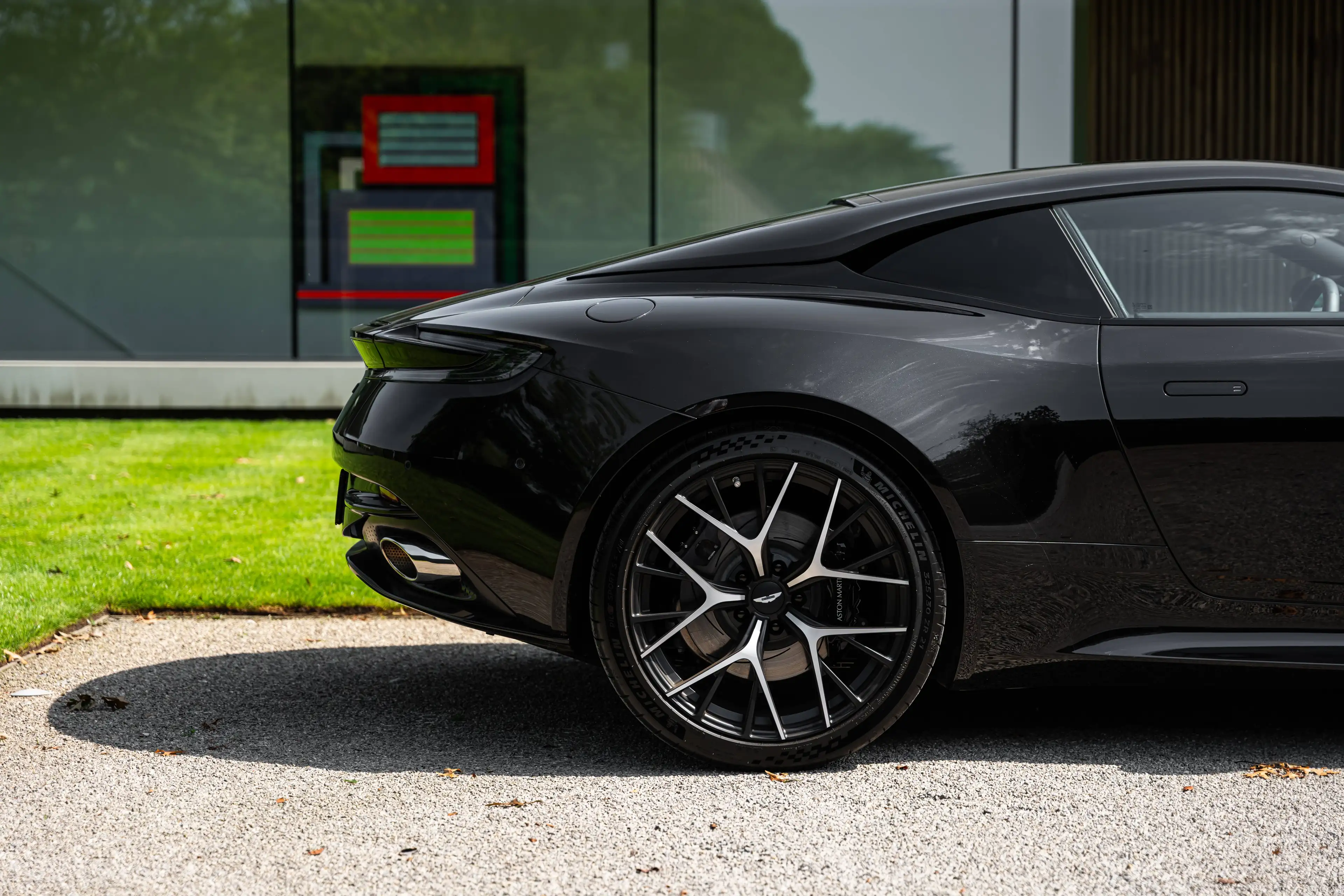 Aston Martin DB12 4.0 V8 COUPE / BOWERS & WILKINS / SEAT VENT / BLACK PACK/ VAT — photo 4