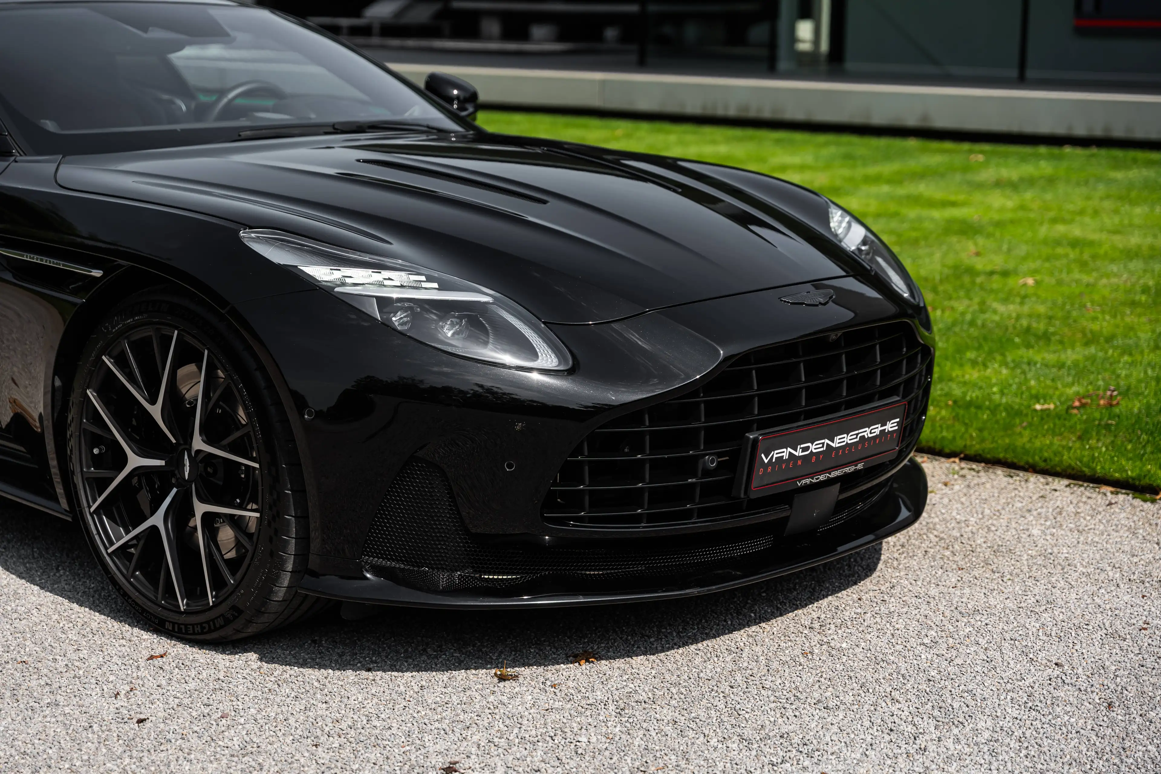 Aston Martin DB12 4.0 V8 COUPE / BOWERS & WILKINS / SEAT VENT / BLACK PACK/ VAT — photo 6
