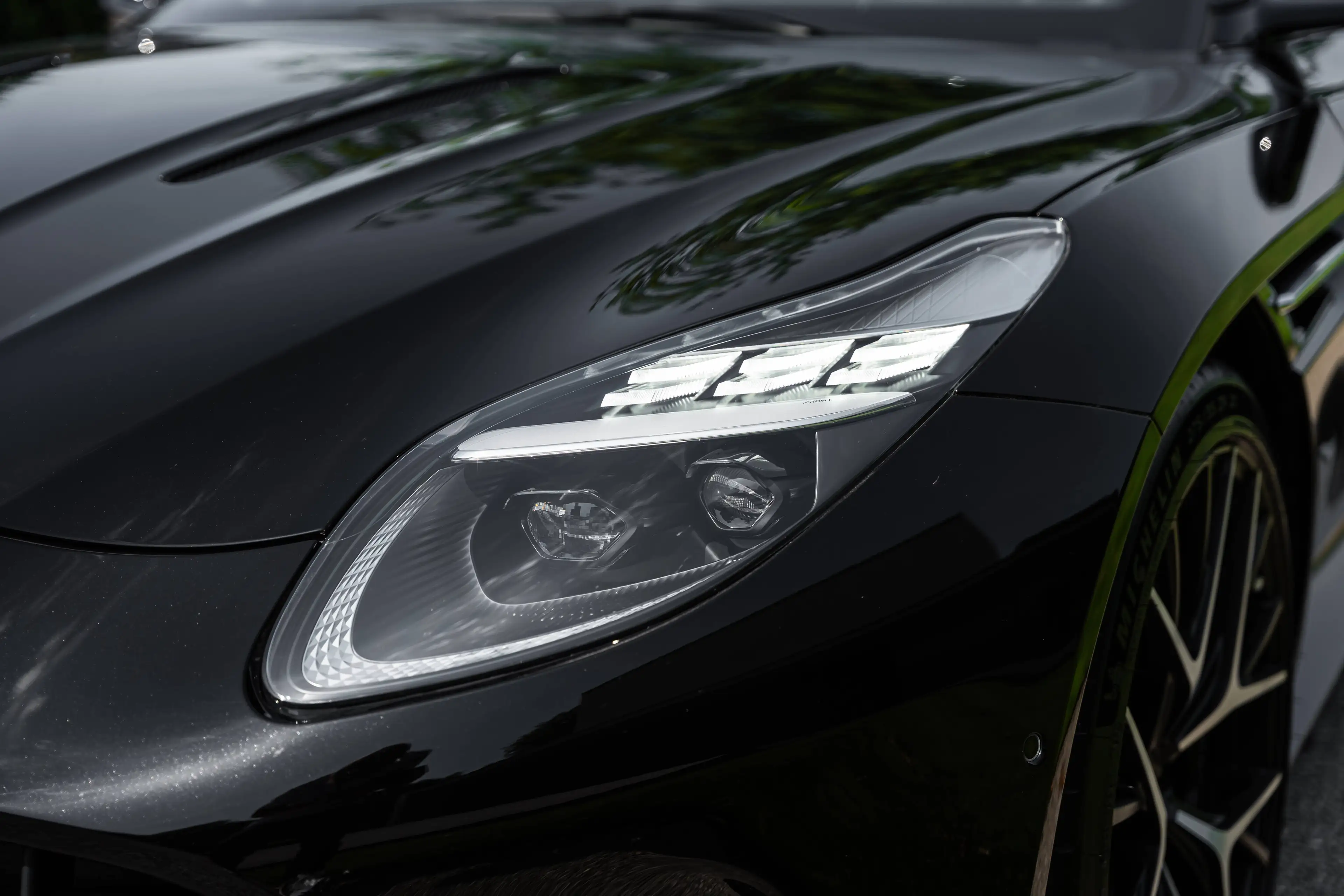 Aston Martin DB12 4.0 V8 COUPE / BOWERS & WILKINS / SEAT VENT / BLACK PACK/ VAT — photo 7