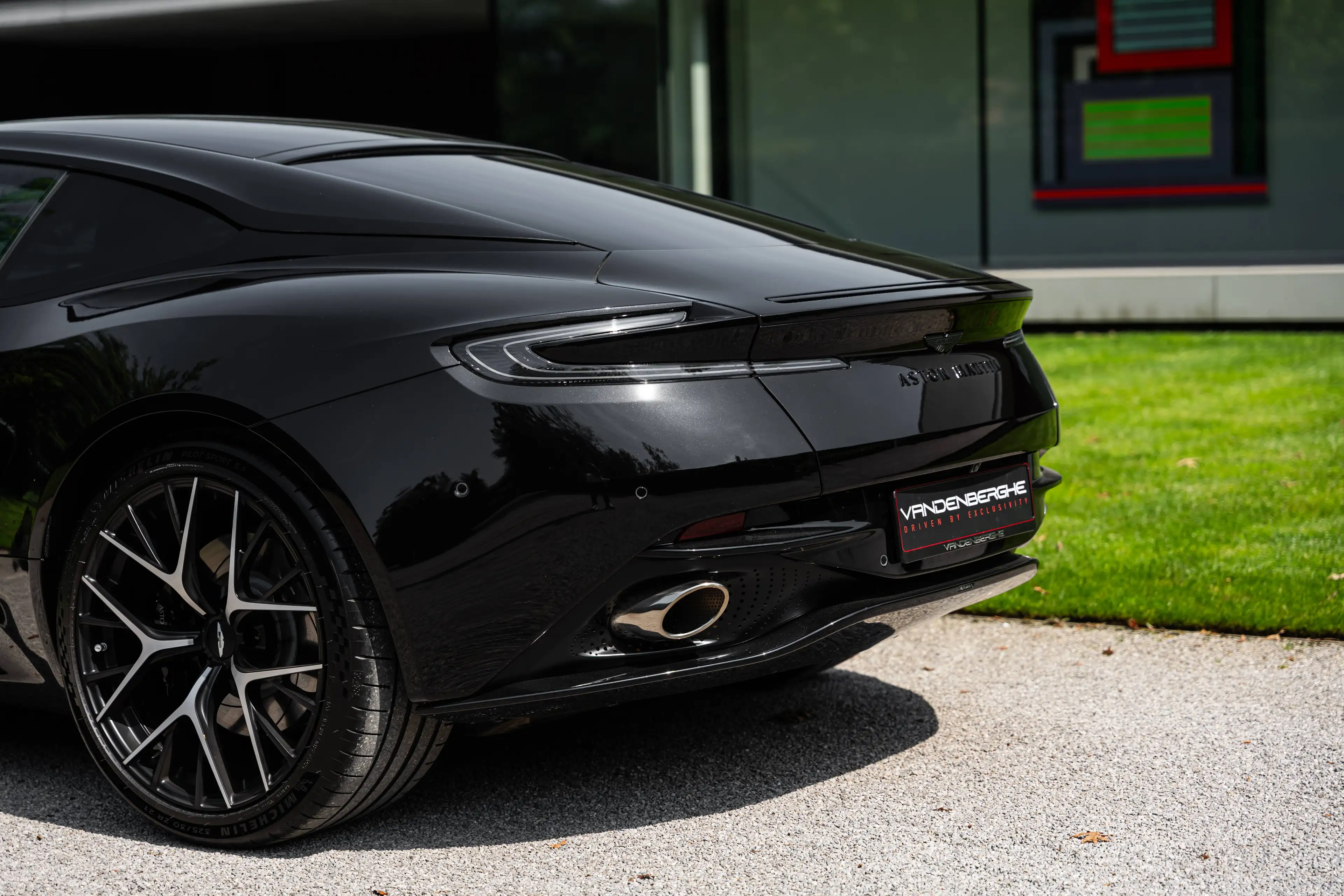 Aston Martin DB12 4.0 V8 COUPE / BOWERS & WILKINS / SEAT VENT / BLACK PACK/ VAT — photo 9
