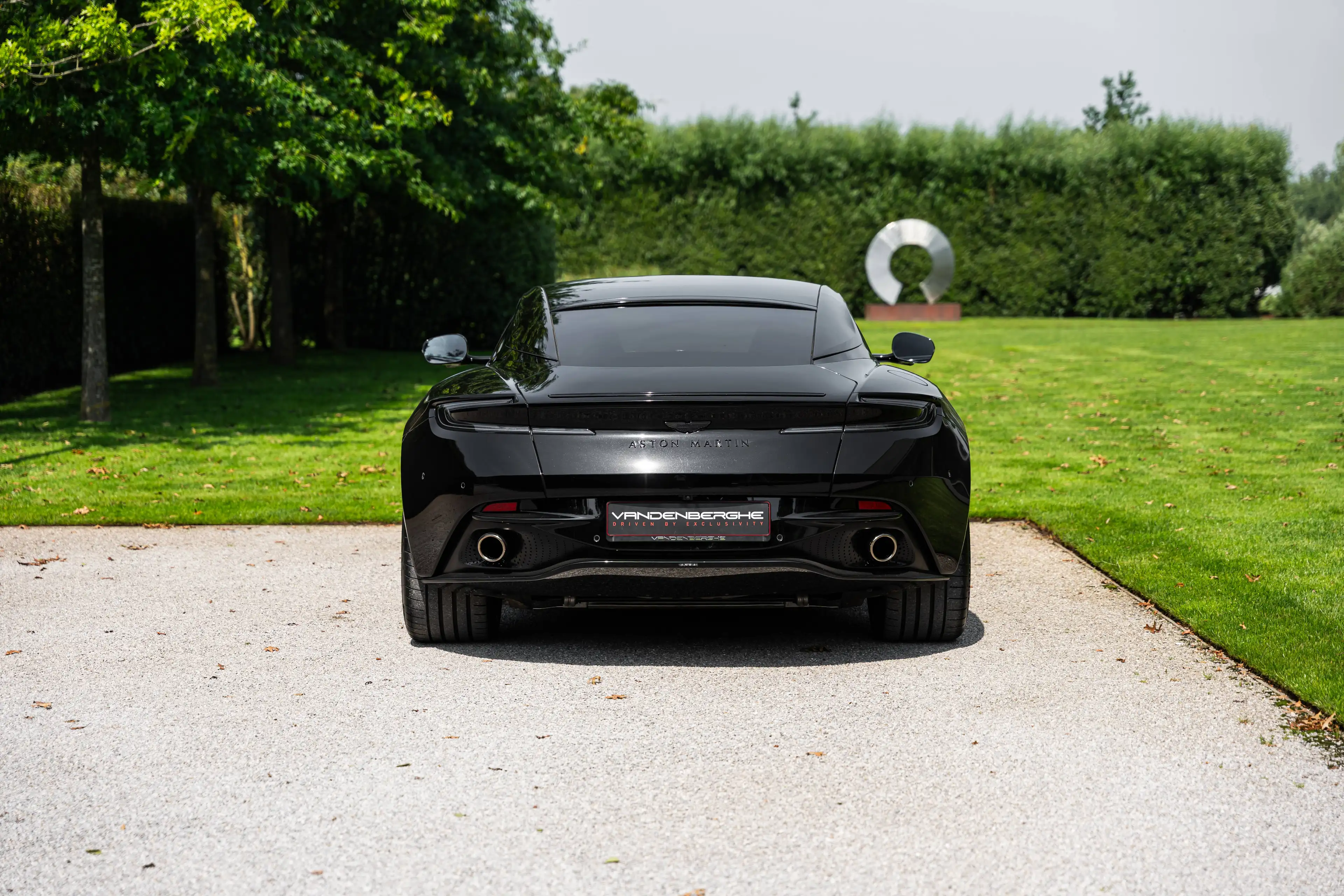Aston Martin DB12 4.0 V8 COUPE / BOWERS & WILKINS / SEAT VENT / BLACK PACK/ VAT — photo 2