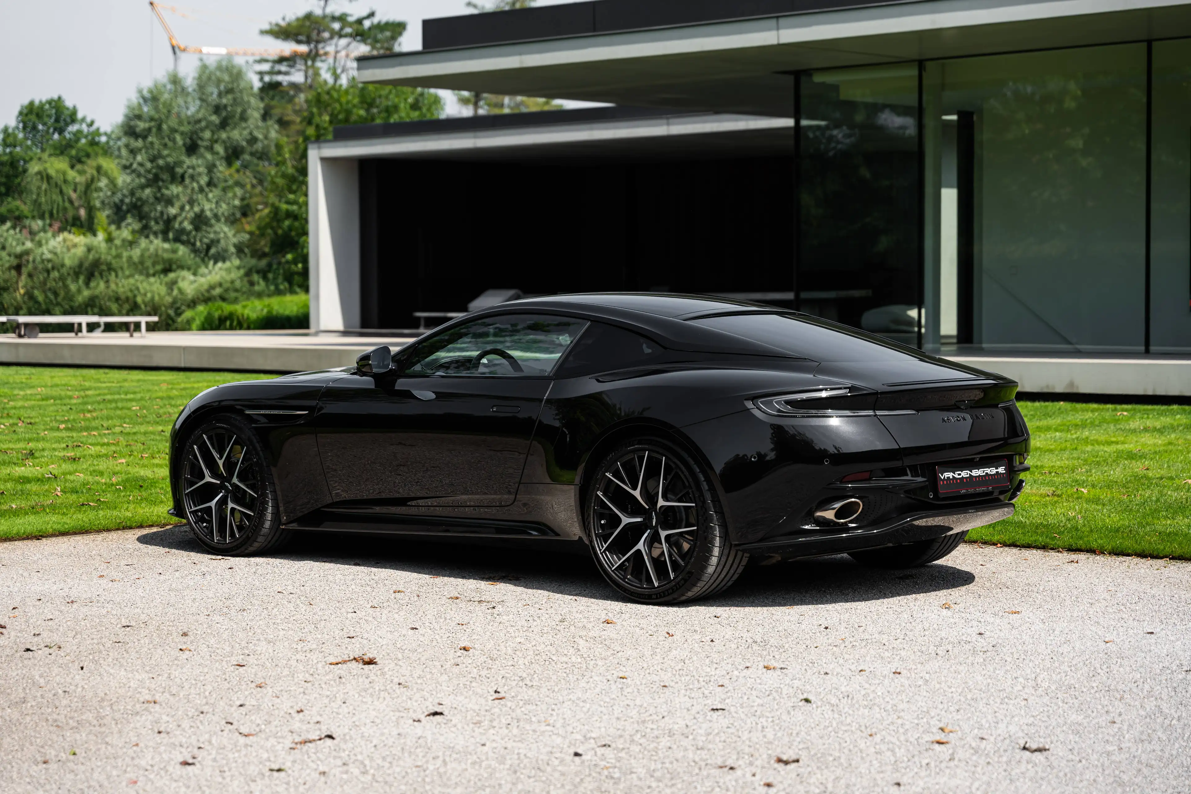 Aston Martin DB12 4.0 V8 COUPE / BOWERS & WILKINS / SEAT VENT / BLACK PACK/ VAT