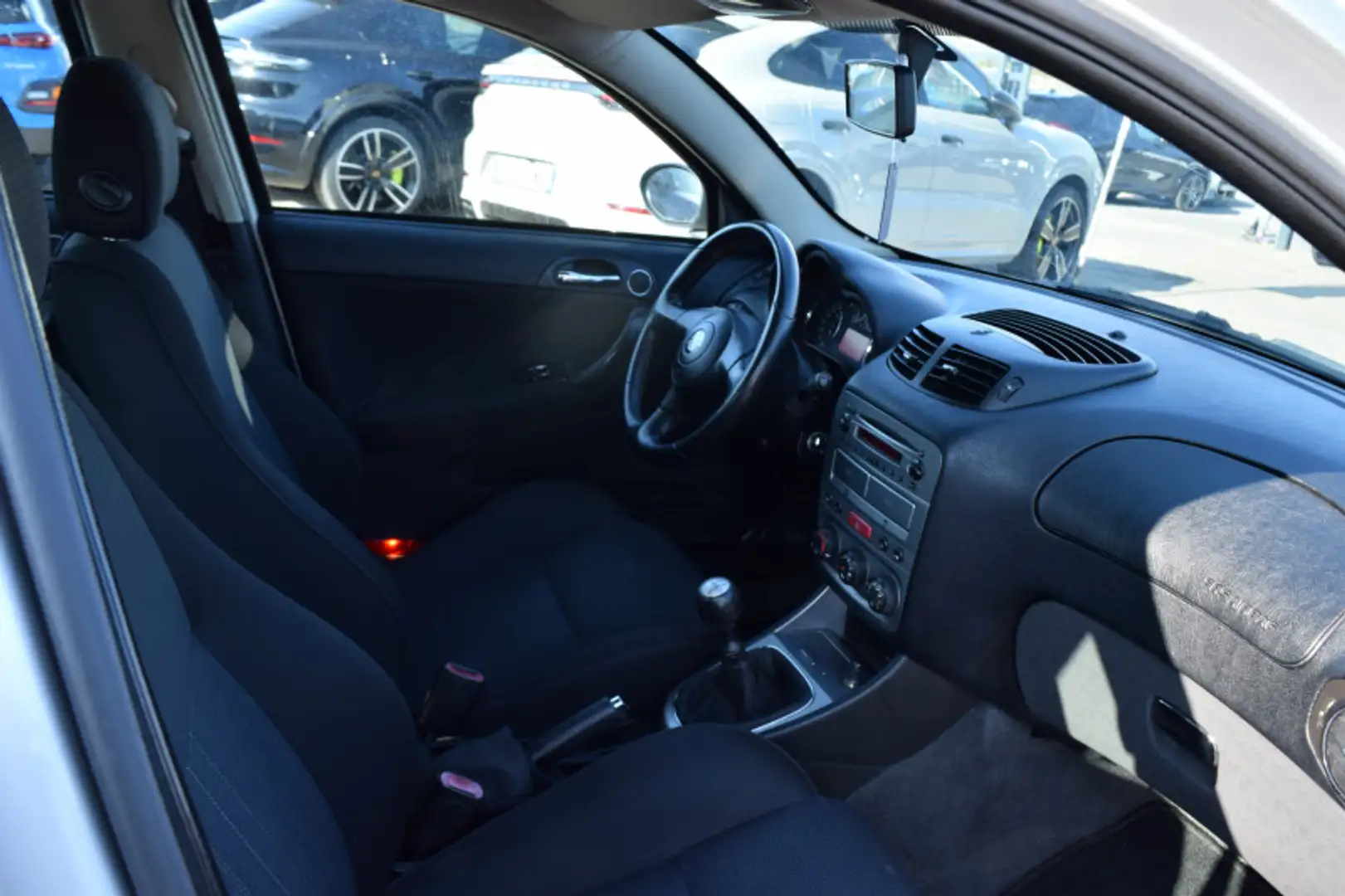 Alfa Romeo 147 1.9 JTD120 MULTIJET DISTINCTIVE 5P Gris - 2