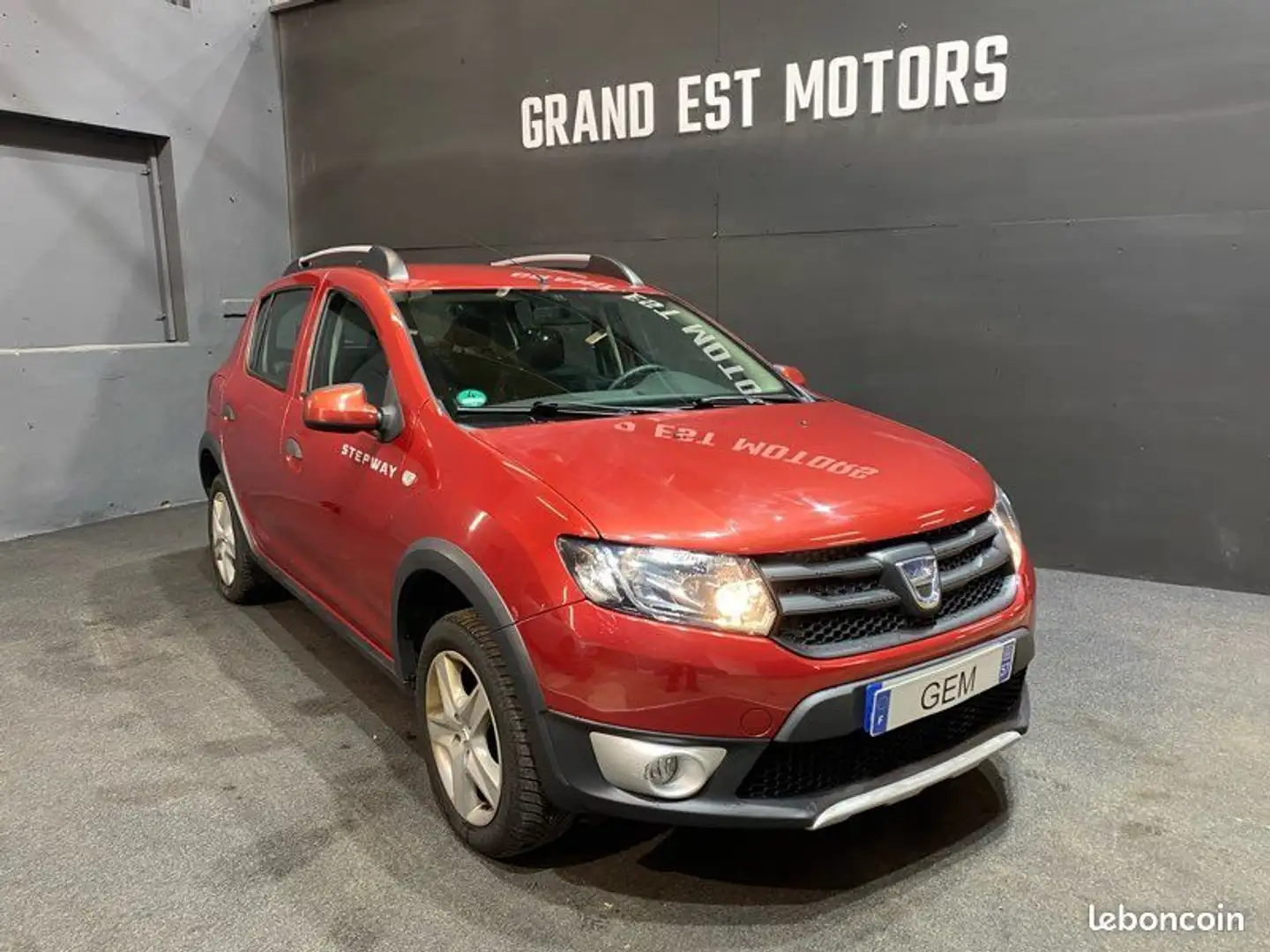 Dacia Sandero stepway 0.9 tce ambiance (90cv) carnet d’entretien complet contrôle technique récent garantie reprise Rouge - 1