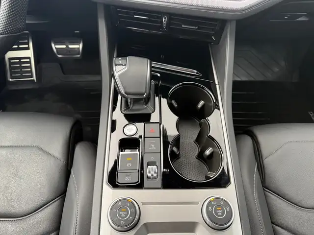 Volkswagen Touareg view 9
