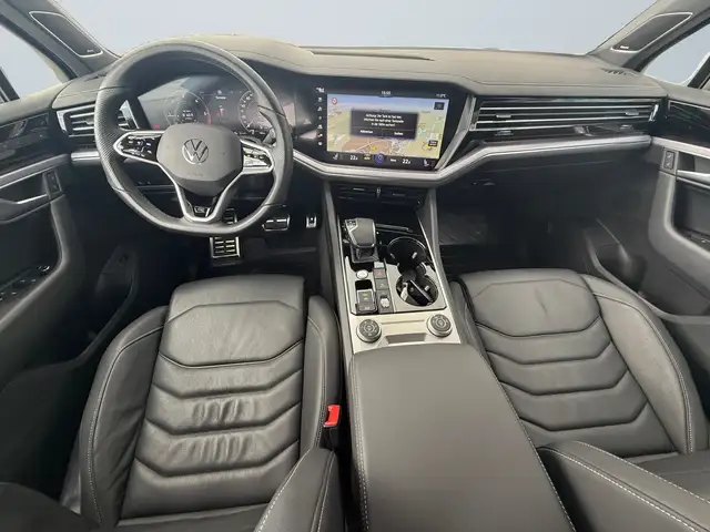 Volkswagen Touareg view 8