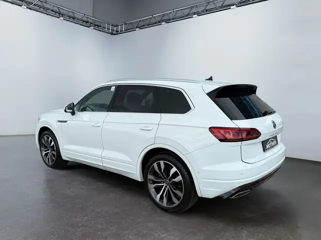 Volkswagen Touareg view 4