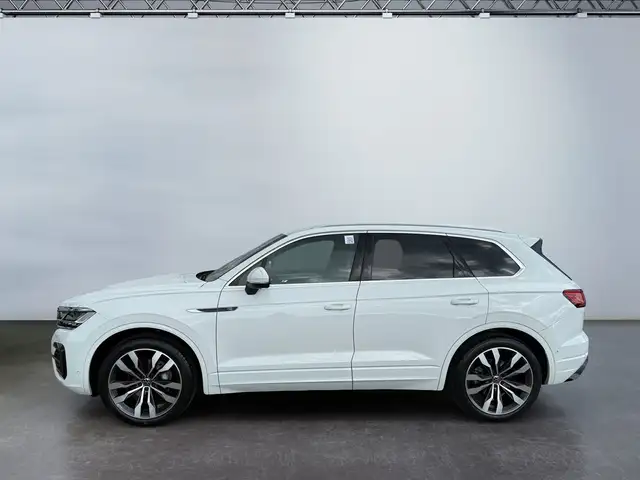 Volkswagen Touareg view 3