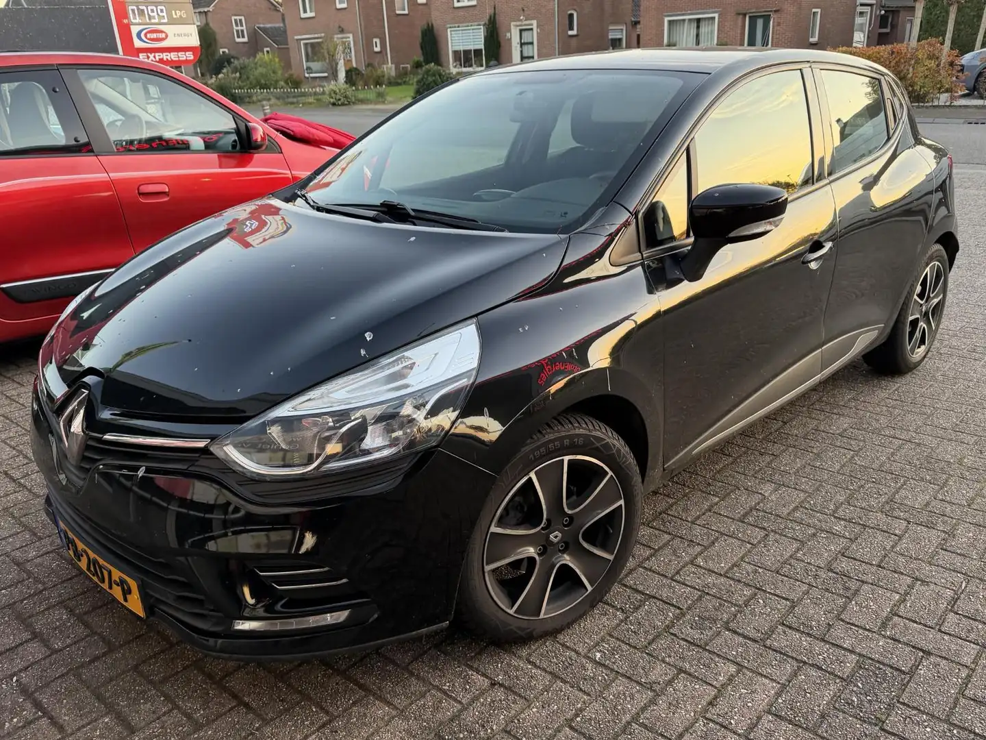 Renault Clio 0.9 TCe Zen 90pk Cruise Zwart - 2