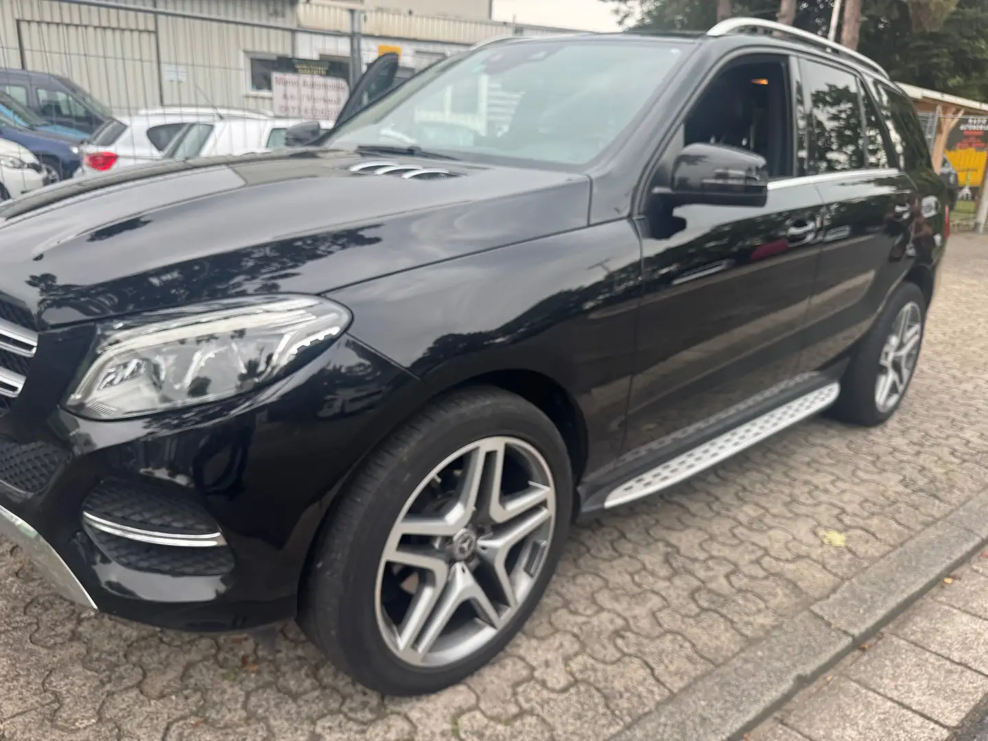 Mercedes-Benz GLE 250 GLE Diesel d 4Matic 9G-TRONIC AMG Line Schwarz - 2