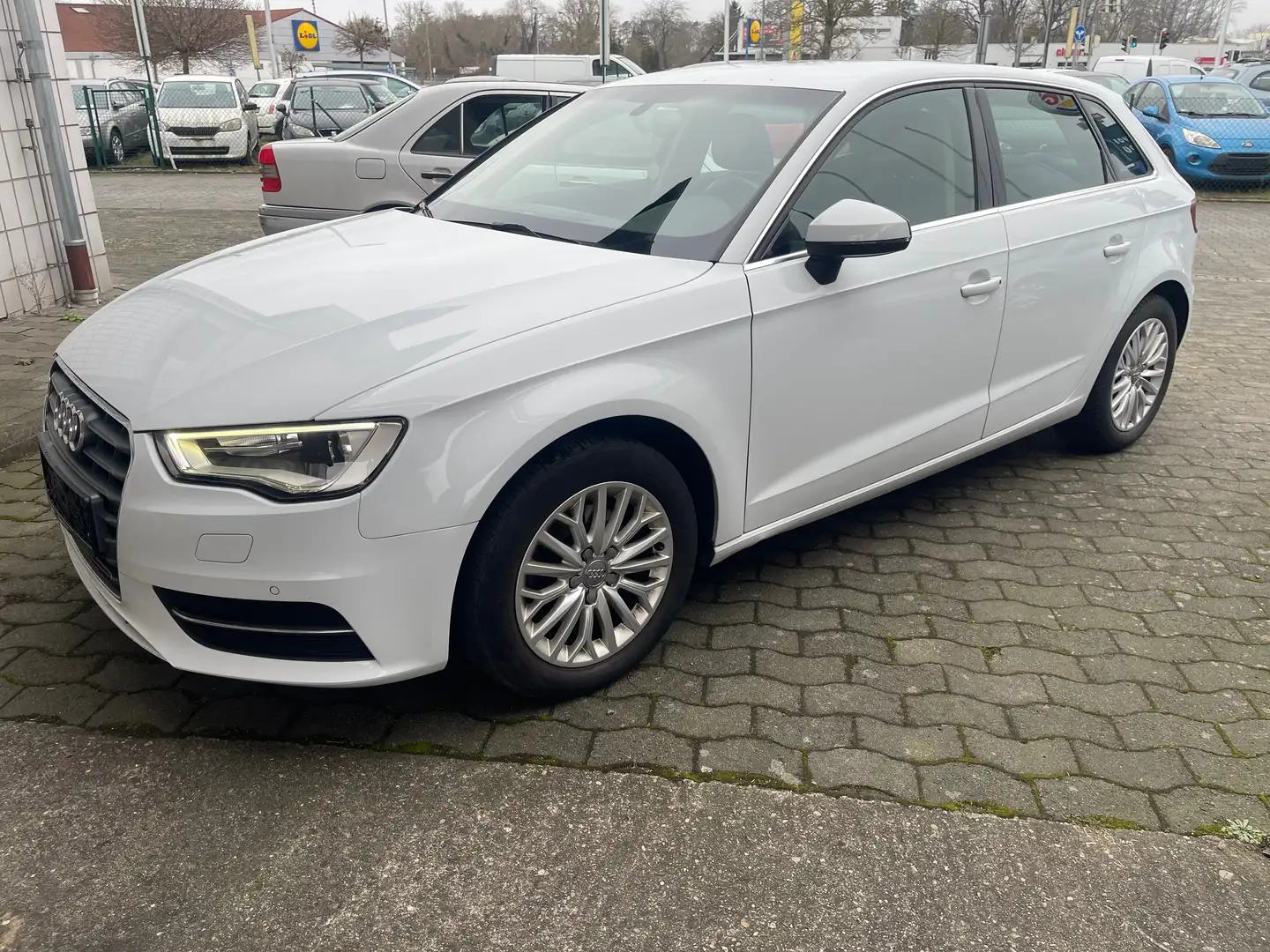 Audi A3 ambiente Automatik 8-fach bereift Sitzheizung Navi Weiß - 2