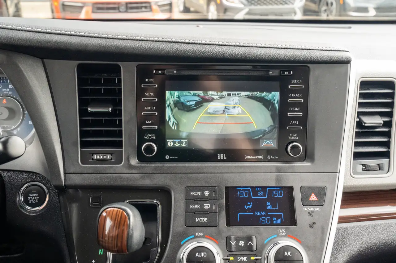 Toyota Sienna снимка Toyota Sienna