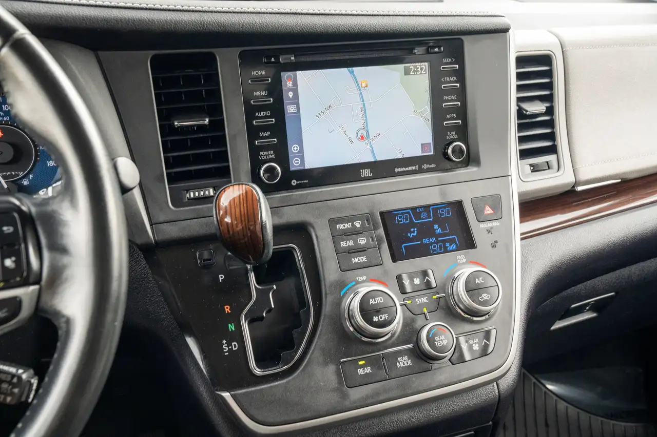 Toyota Sienna снимка Toyota Sienna