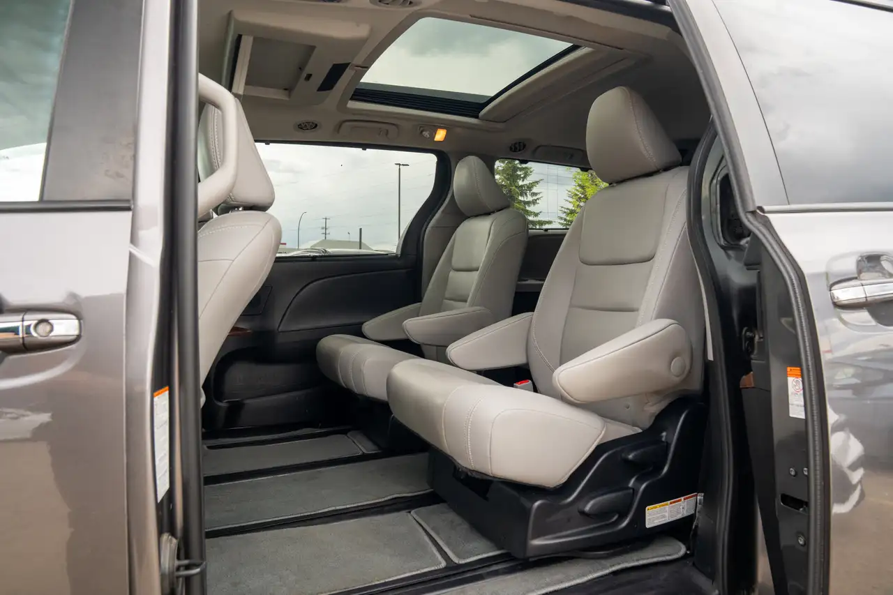 Toyota Sienna снимка Toyota Sienna
