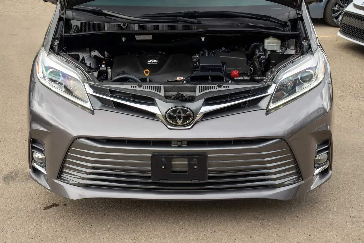 Toyota Sienna снимка Toyota Sienna