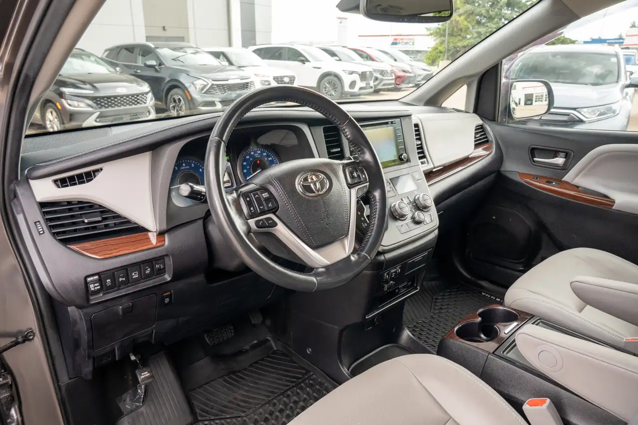 Toyota Sienna снимка Toyota Sienna